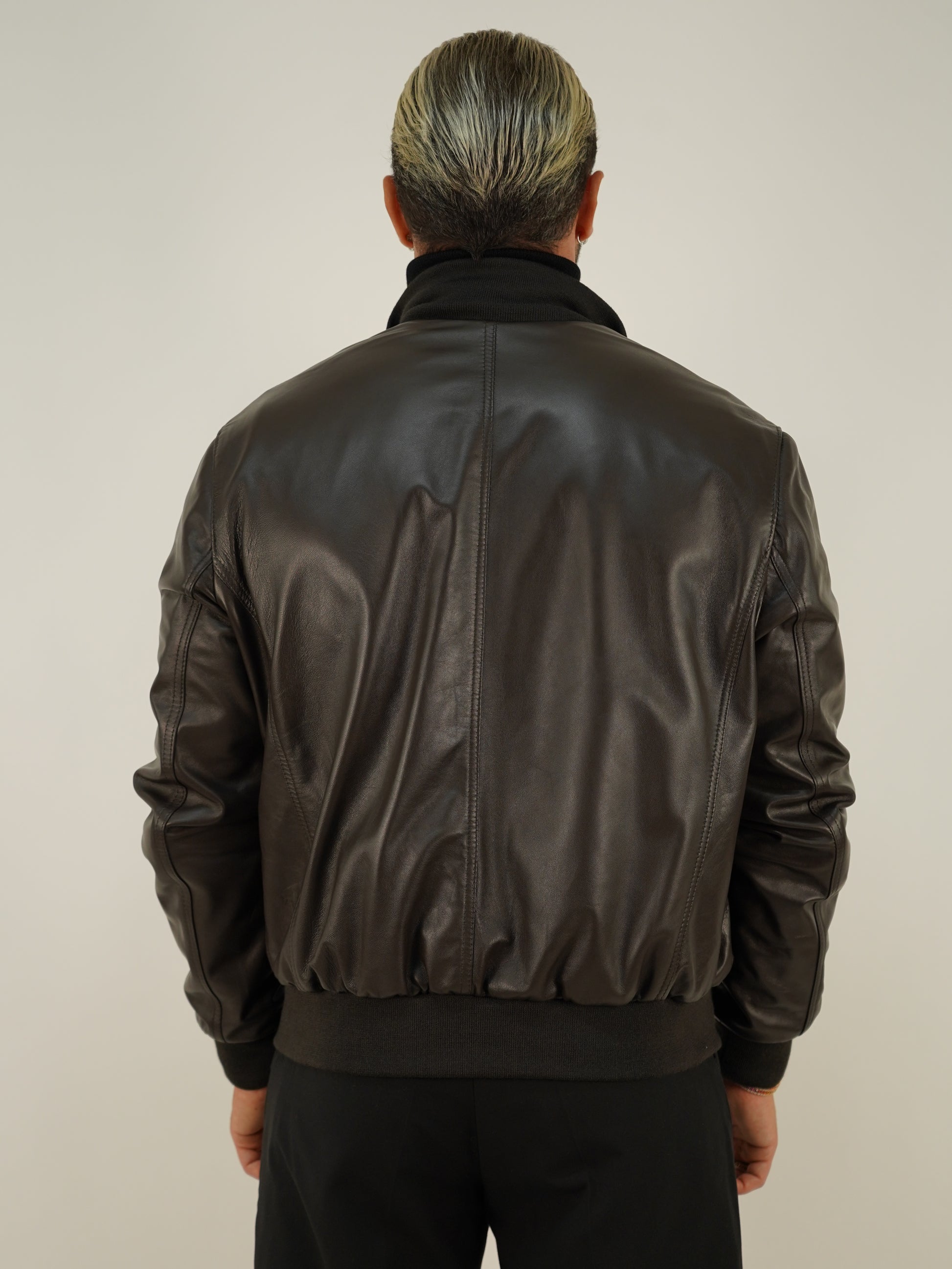 Giubbino in pelle testa di moro con bottoni oro