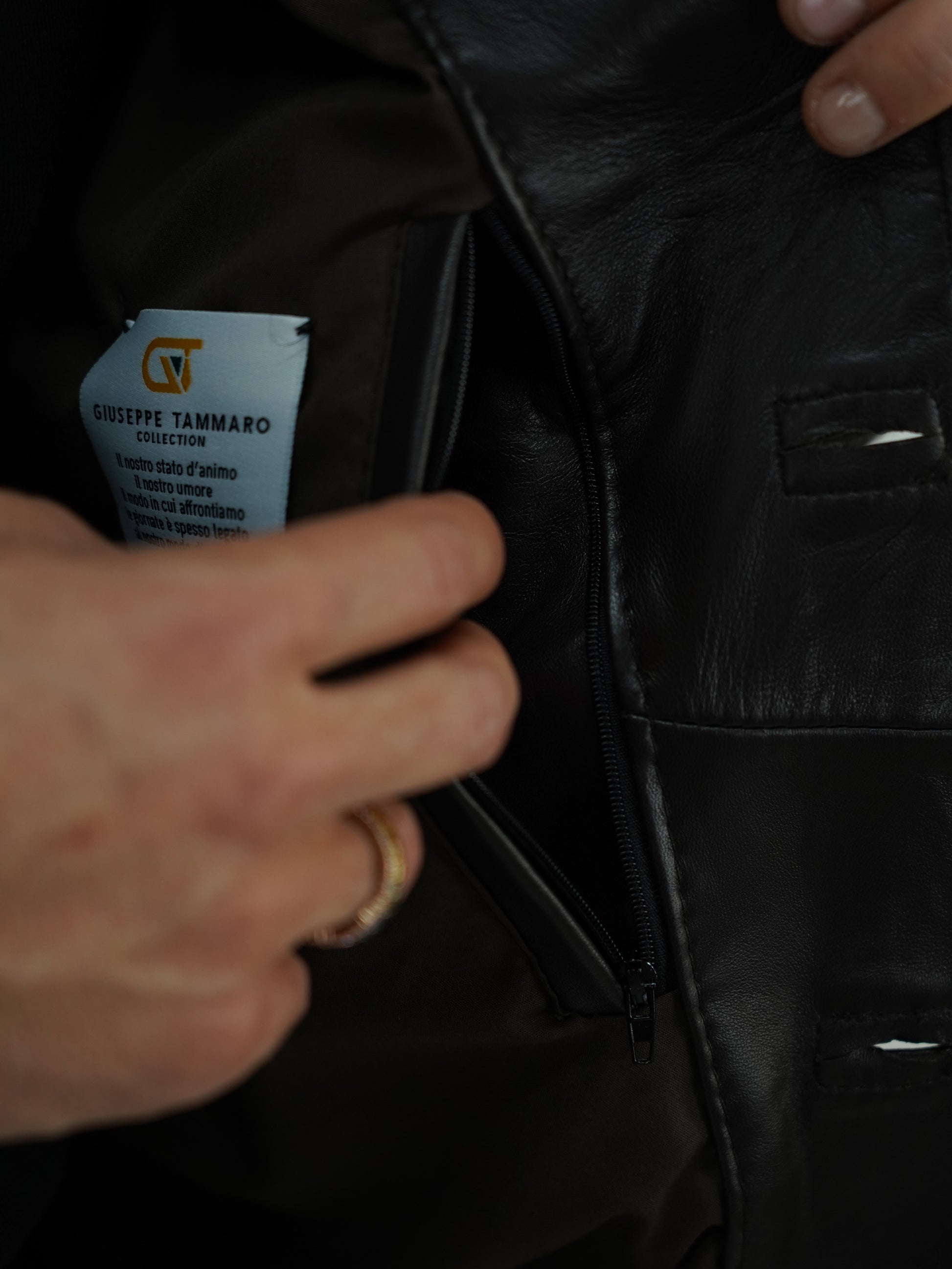 Giubbino in pelle testa di moro con bottoni oro