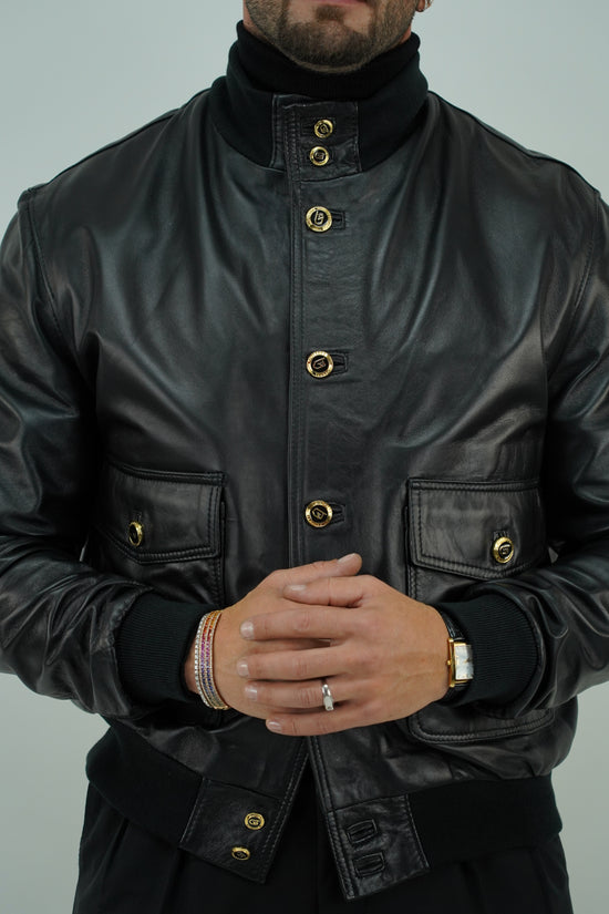 Giubbino in pelle nero con bottoni oro