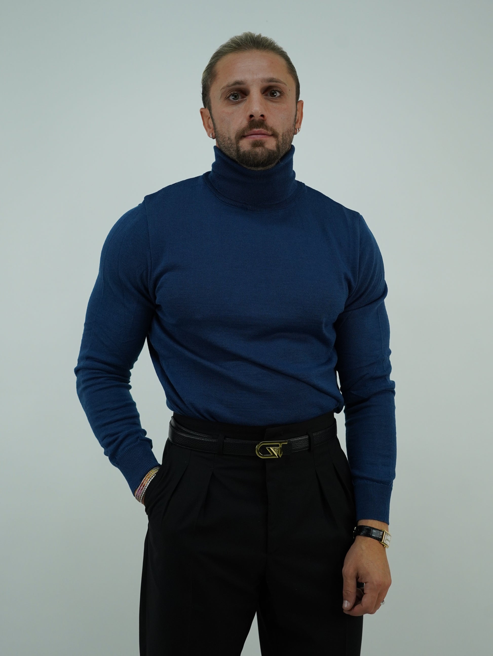 Dolcevita blu in filo di lana