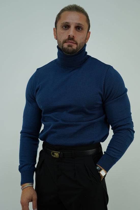 Dolcevita blu in filo di lana