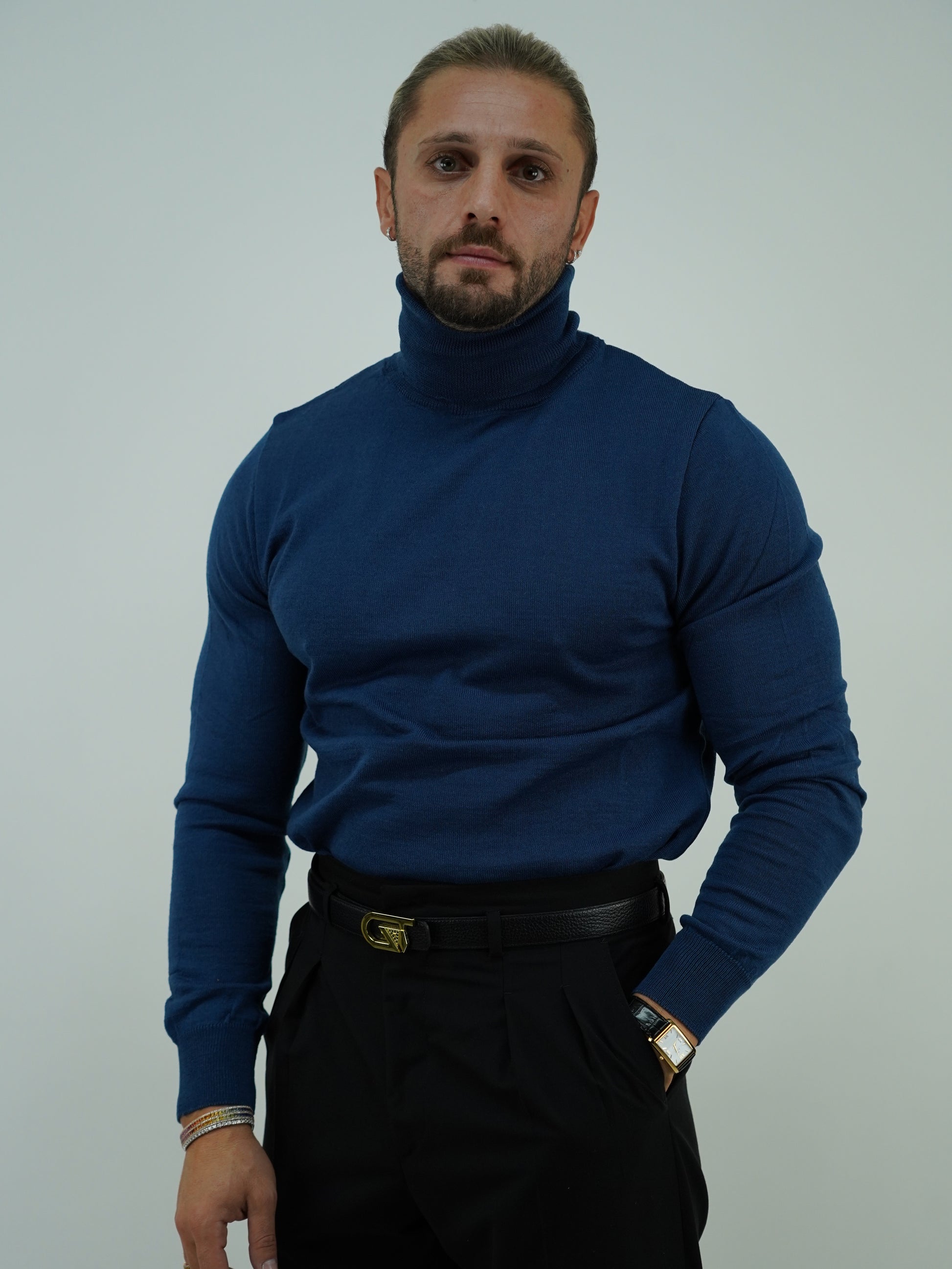 Dolcevita blu in filo di lana