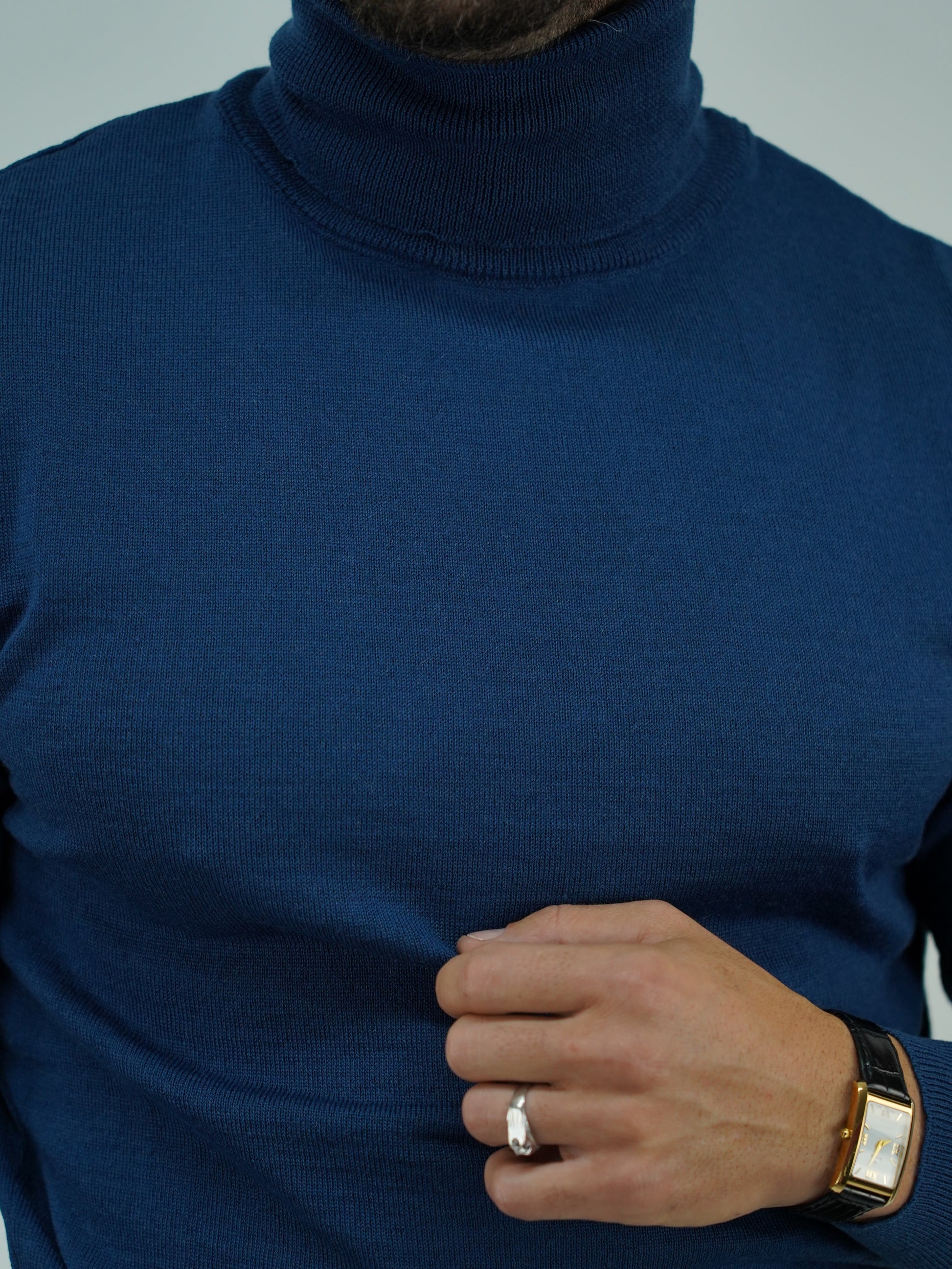 Dolcevita blu in filo di lana