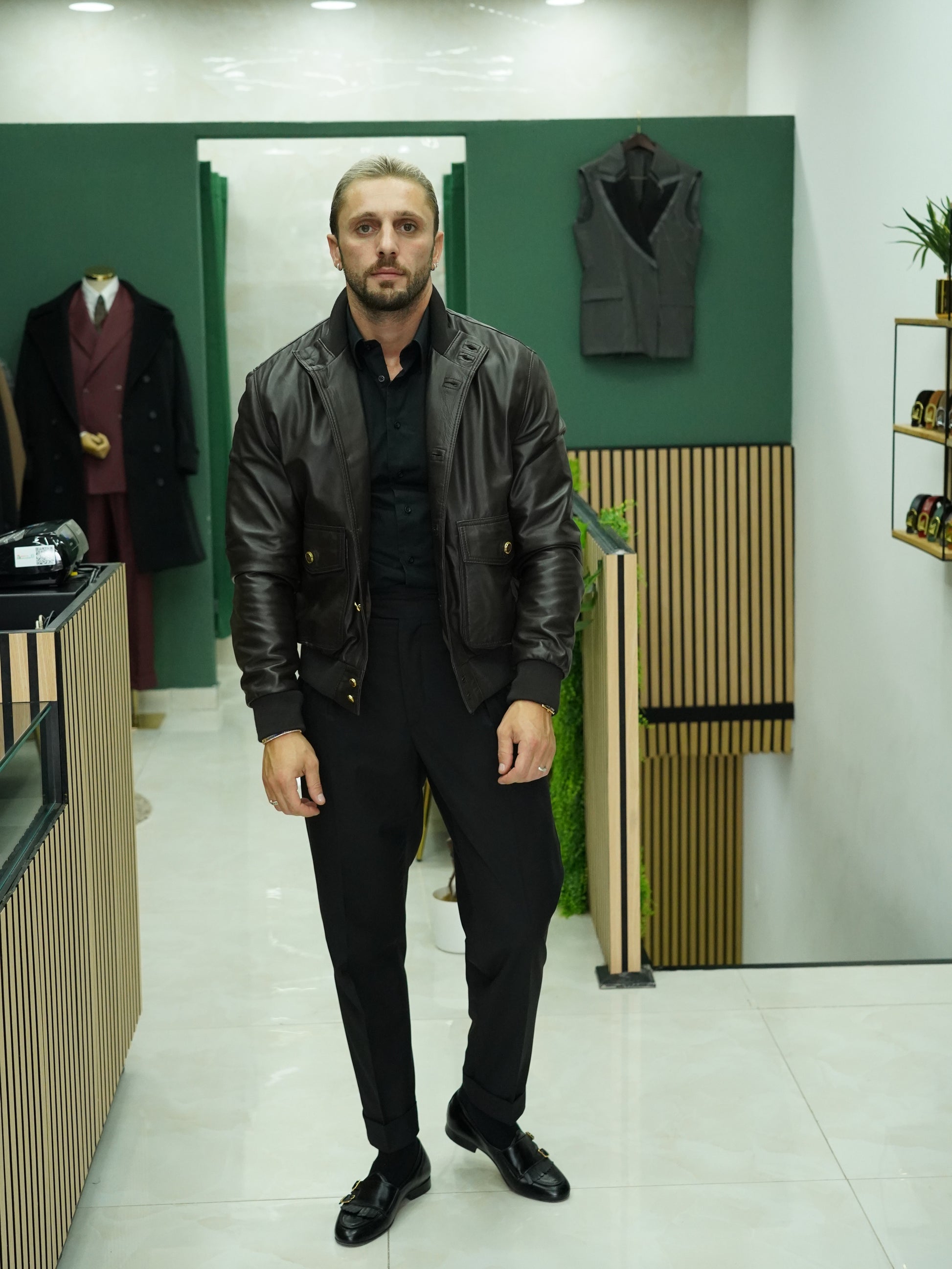 Giubbino in pelle testa di moro con bottoni oro