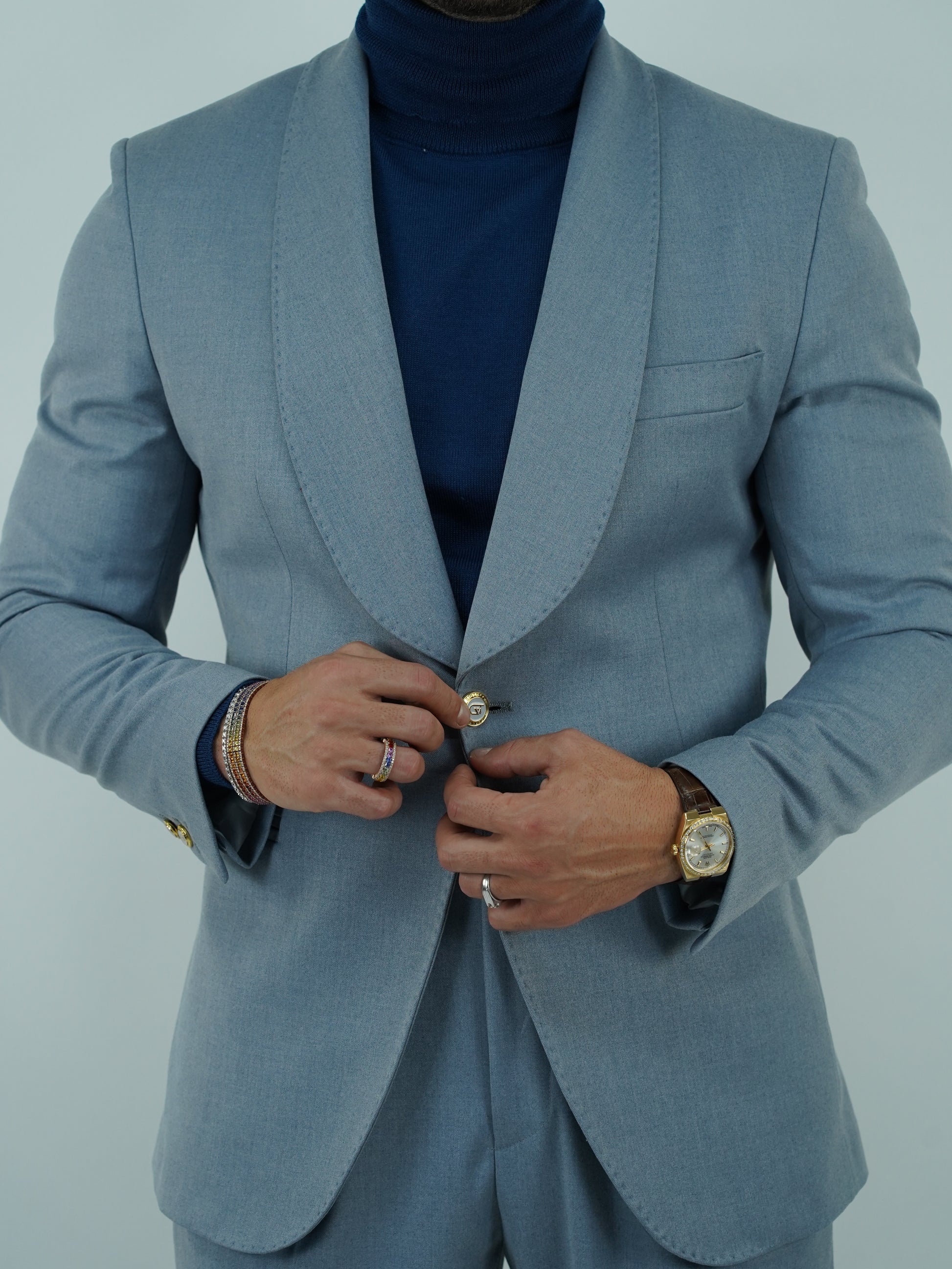 Abito harmonious collo a scialle azzurro polvere con bottoni oro