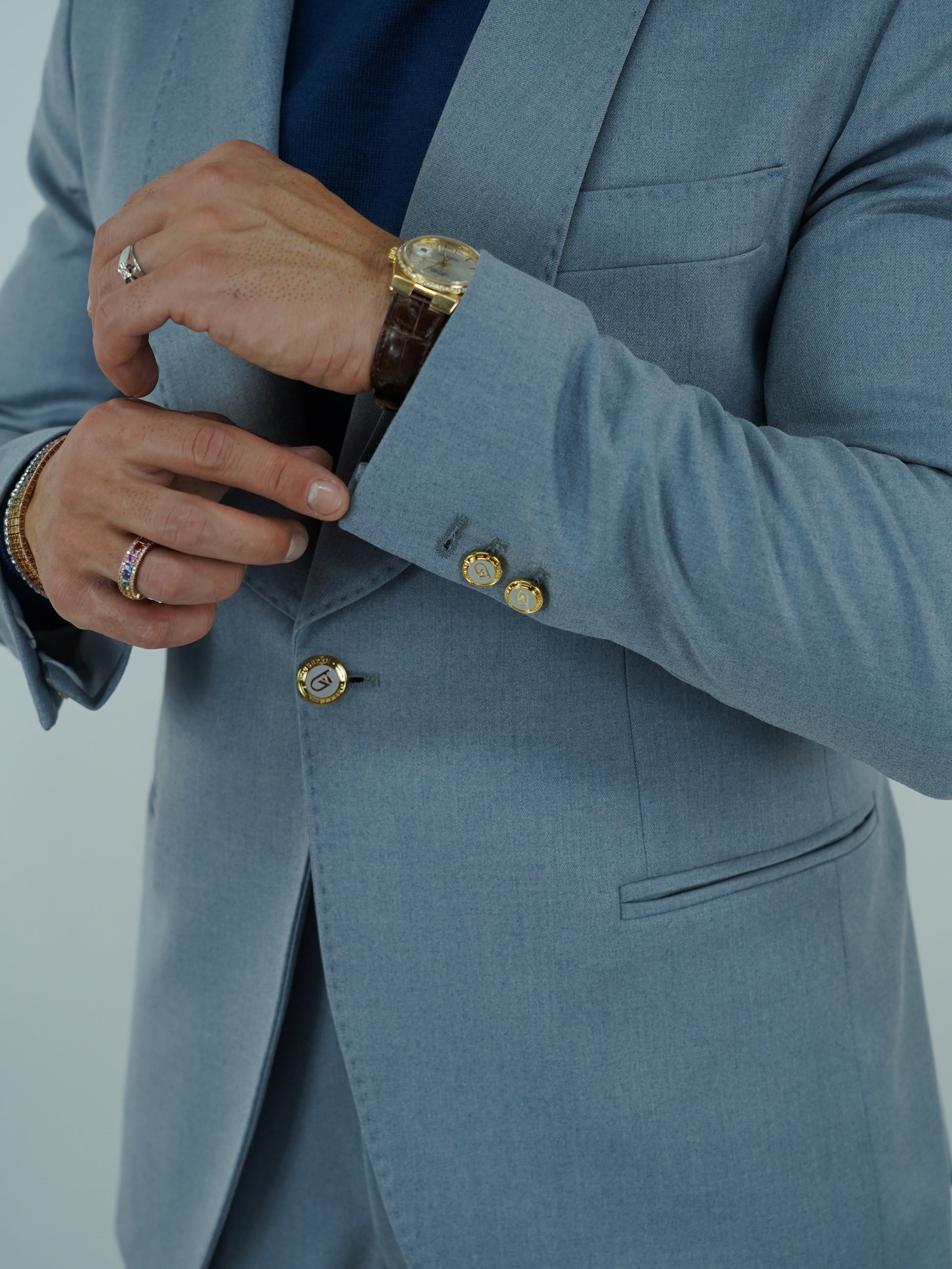 Abito harmonious collo a scialle azzurro polvere con bottoni oro