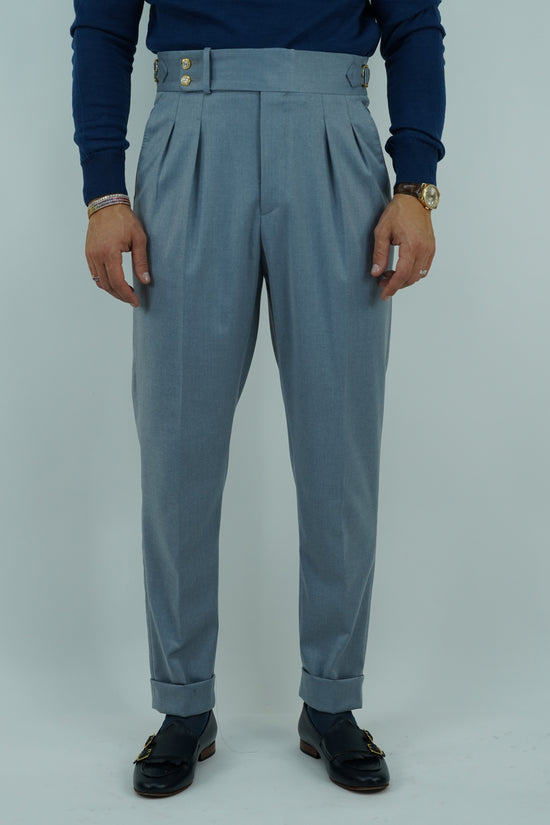 Abito harmonious collo a scialle azzurro polvere con bottoni oro