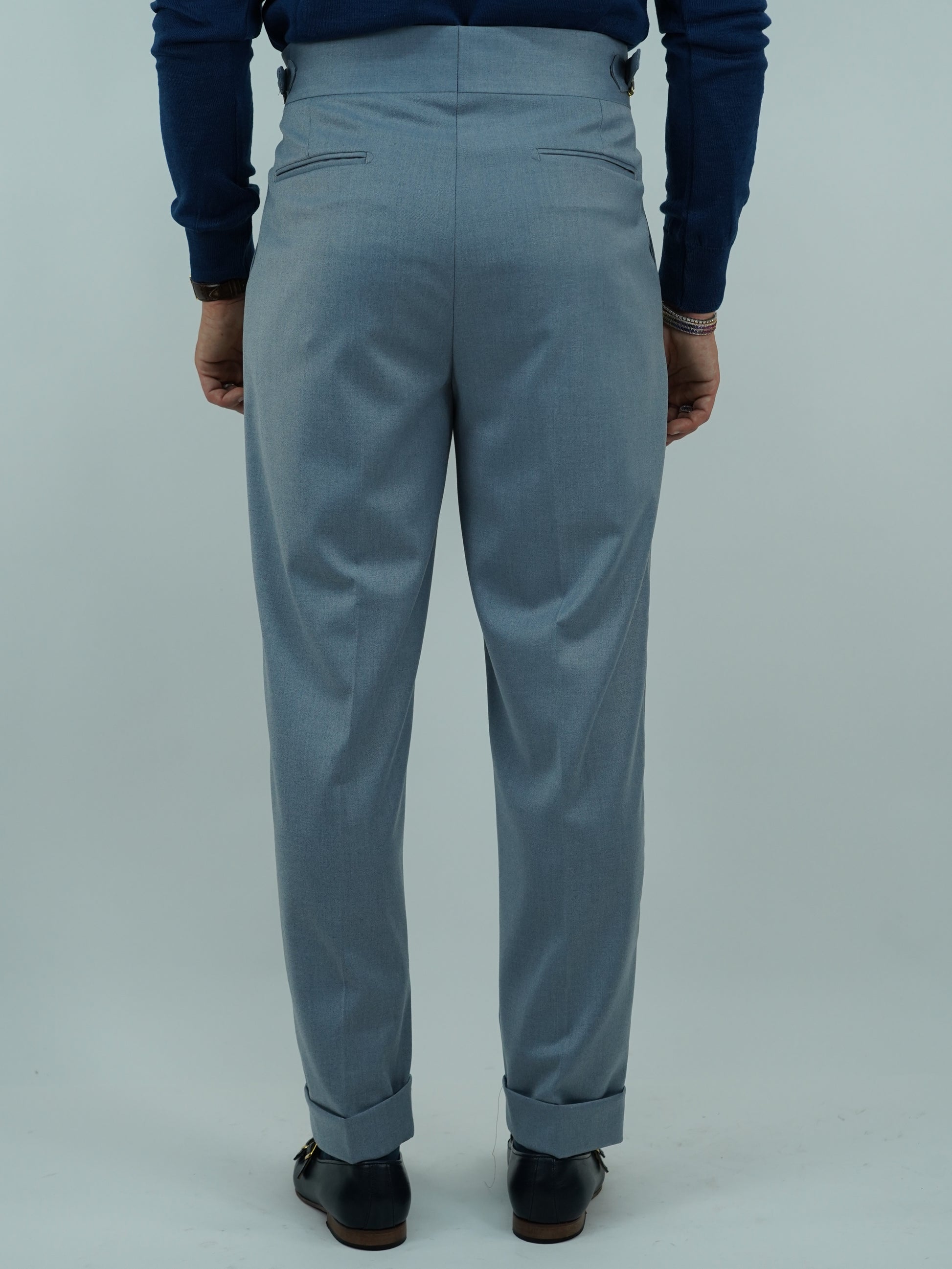 Abito harmonious collo a scialle azzurro polvere con bottoni oro