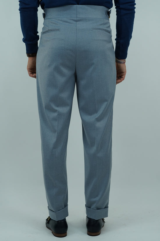 Gurkha azzurro polvere con bottoni oro e fibbie stringenti laterali