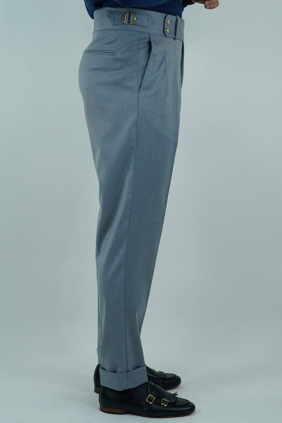 Gurkha azzurro polvere con bottoni oro e fibbie stringenti laterali