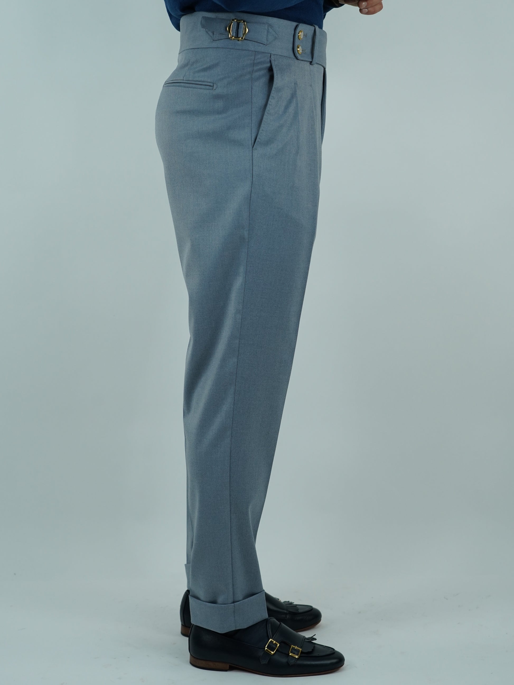 Gurkha azzurro polvere con bottoni oro e fibbie stringenti laterali