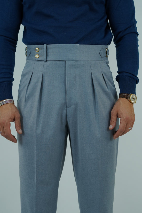Abito harmonious collo a scialle azzurro polvere con bottoni oro