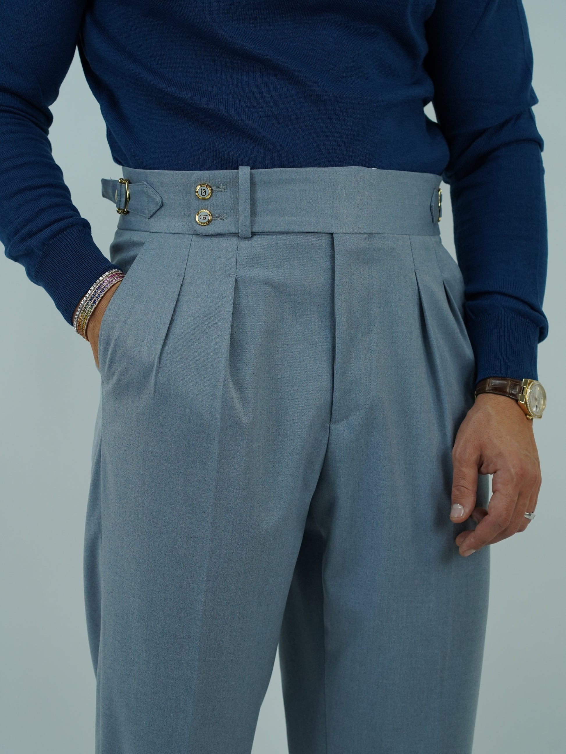 Abito harmonious collo a scialle azzurro polvere con bottoni oro