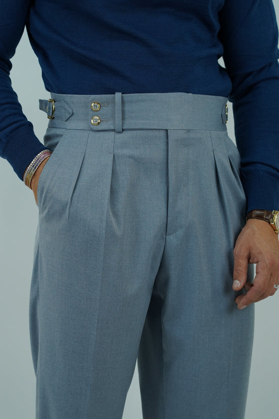 Gurkha azzurro polvere con bottoni oro e fibbie stringenti laterali