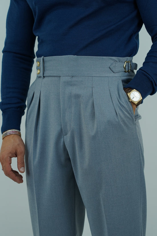 Abito harmonious collo a scialle azzurro polvere con bottoni oro