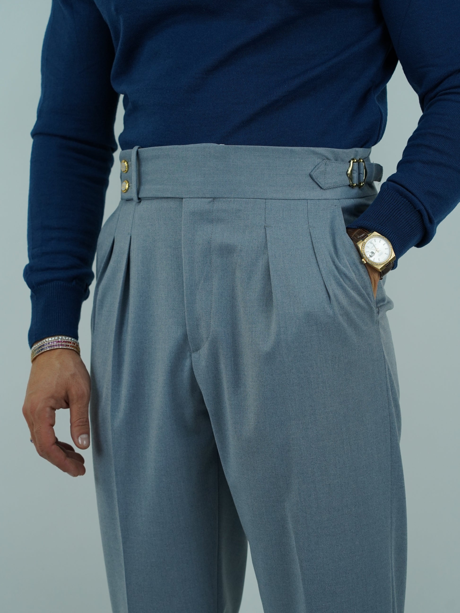 Abito harmonious collo a scialle azzurro polvere con bottoni oro