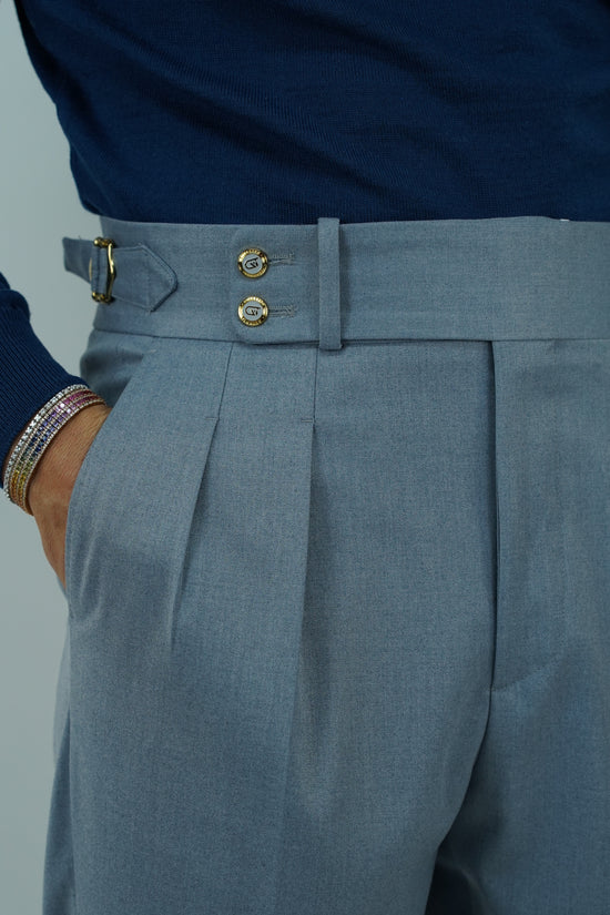 Gurkha azzurro polvere con bottoni oro e fibbie stringenti laterali