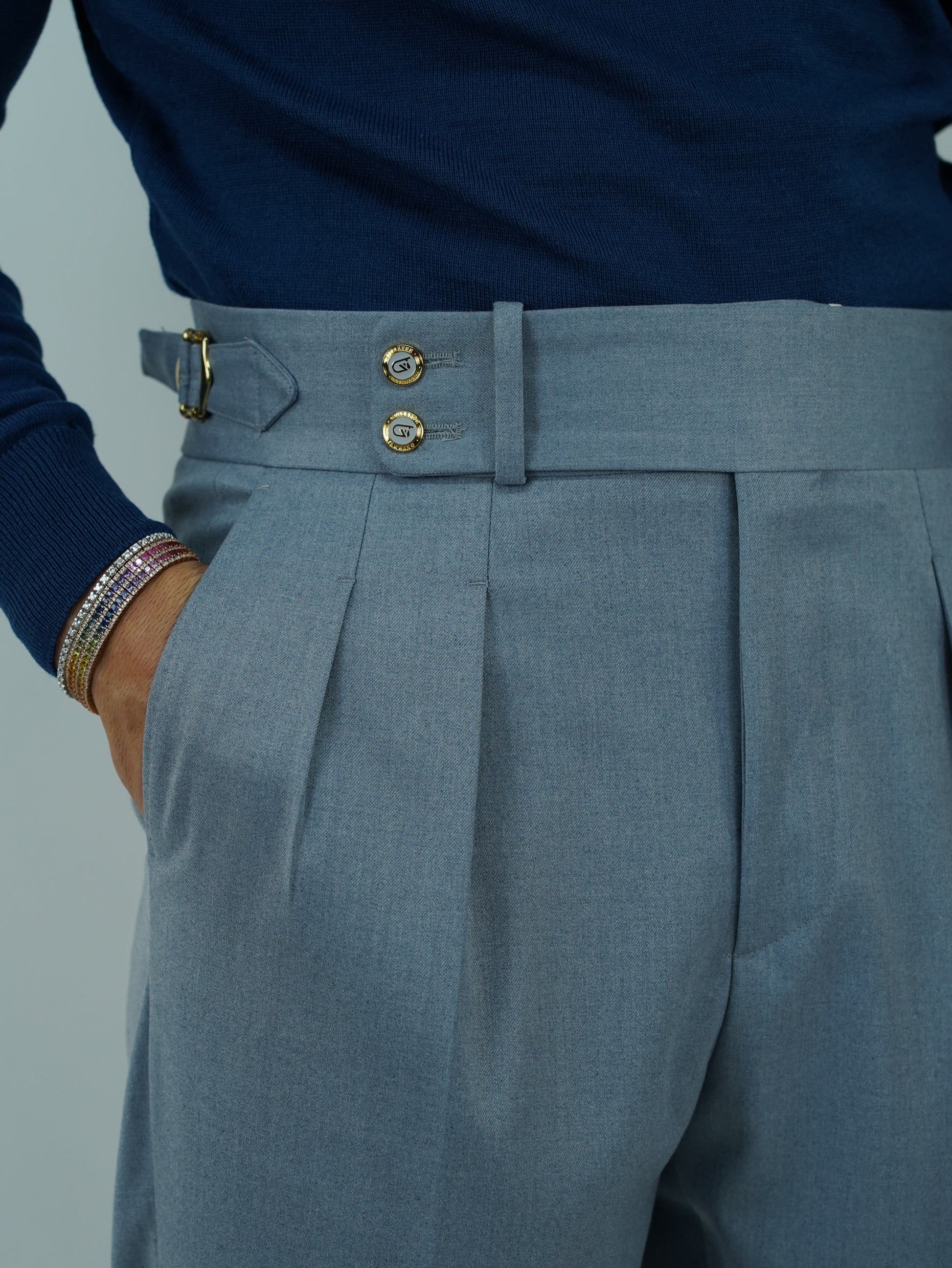 Gurkha azzurro polvere con bottoni oro e fibbie stringenti laterali