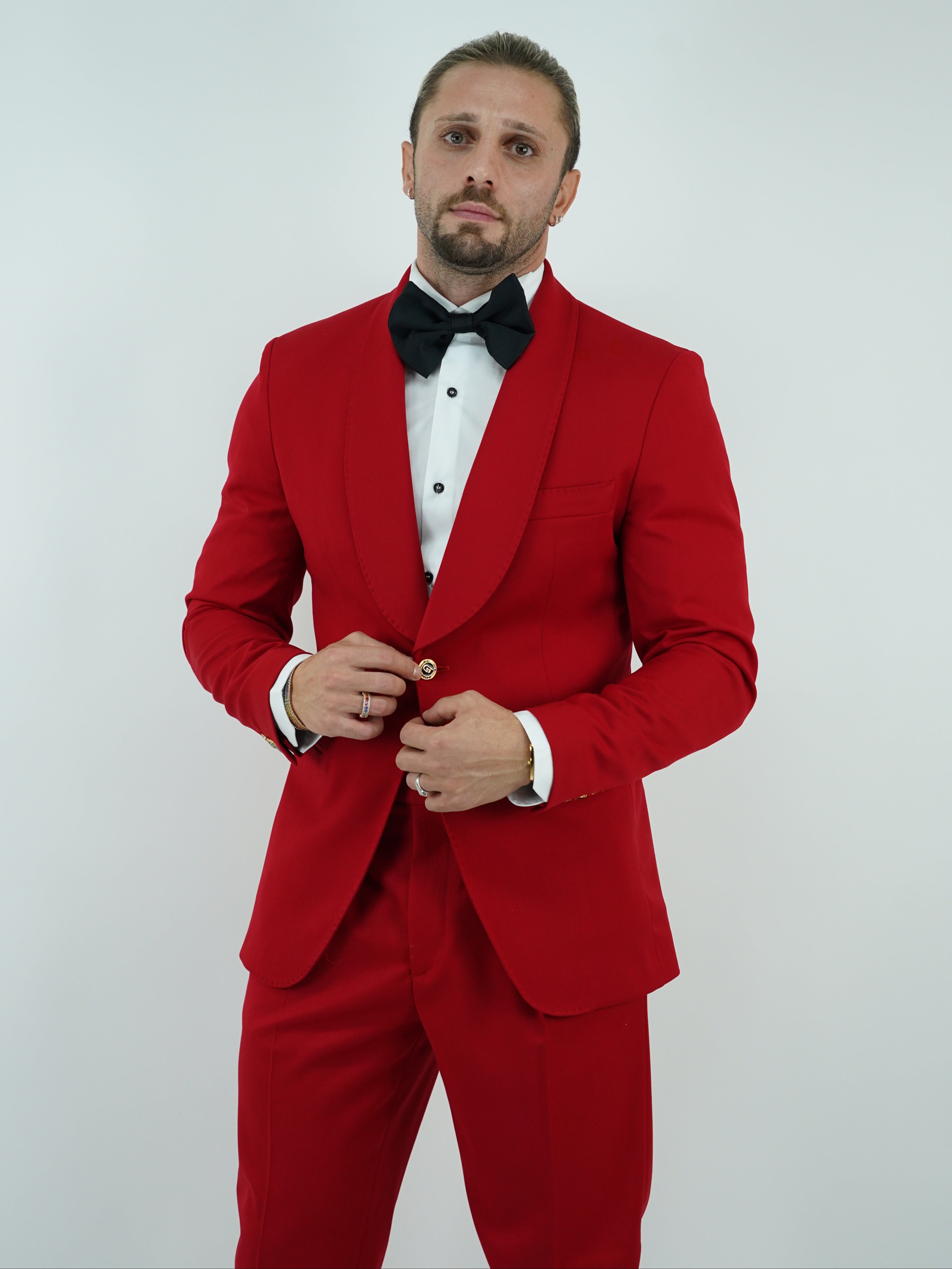 Abito collo a scialle rosso con bottoni oro