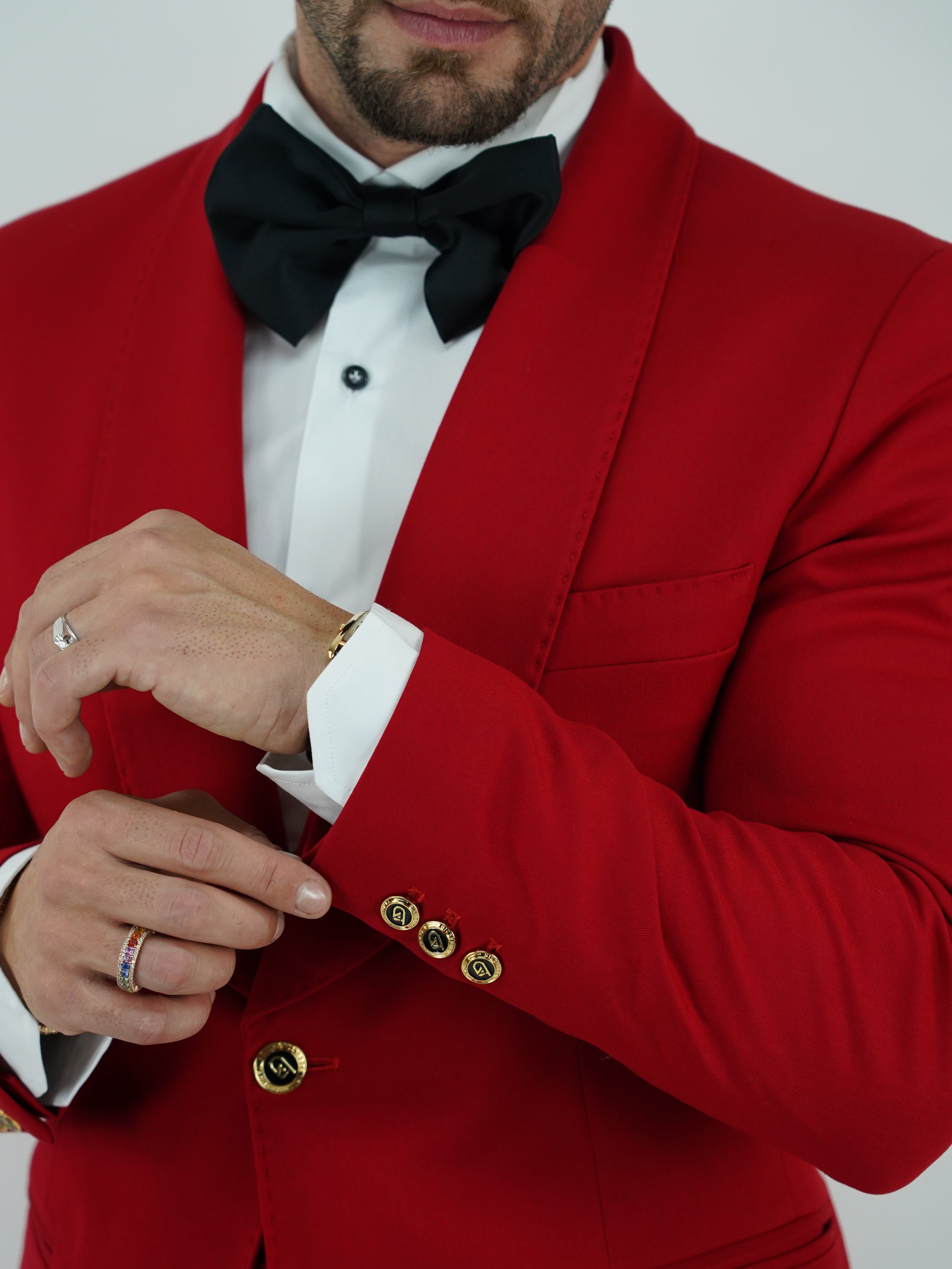 Abito collo a scialle rosso con bottoni oro
