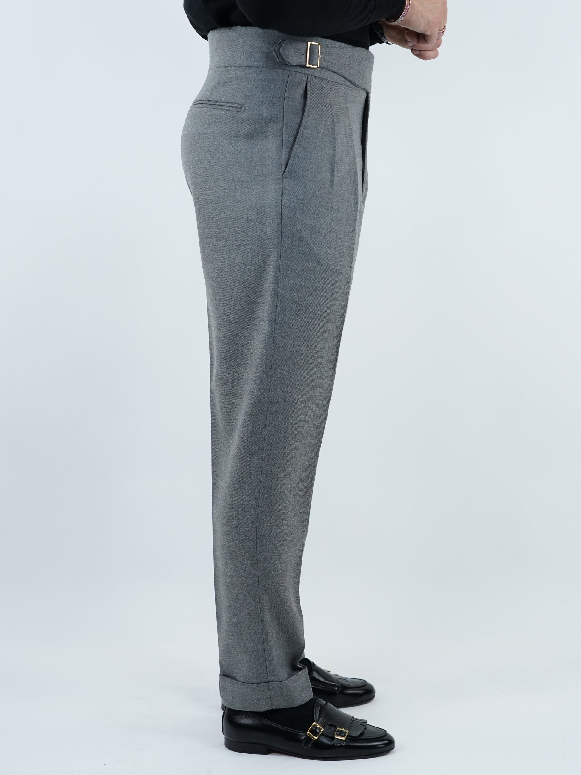 Abito extensive monopetto petto a lancia diagonale cenere con bottoni oro