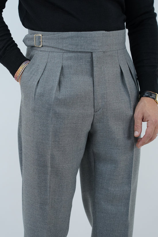 Abito extensive monopetto petto a lancia diagonale cenere con bottoni oro