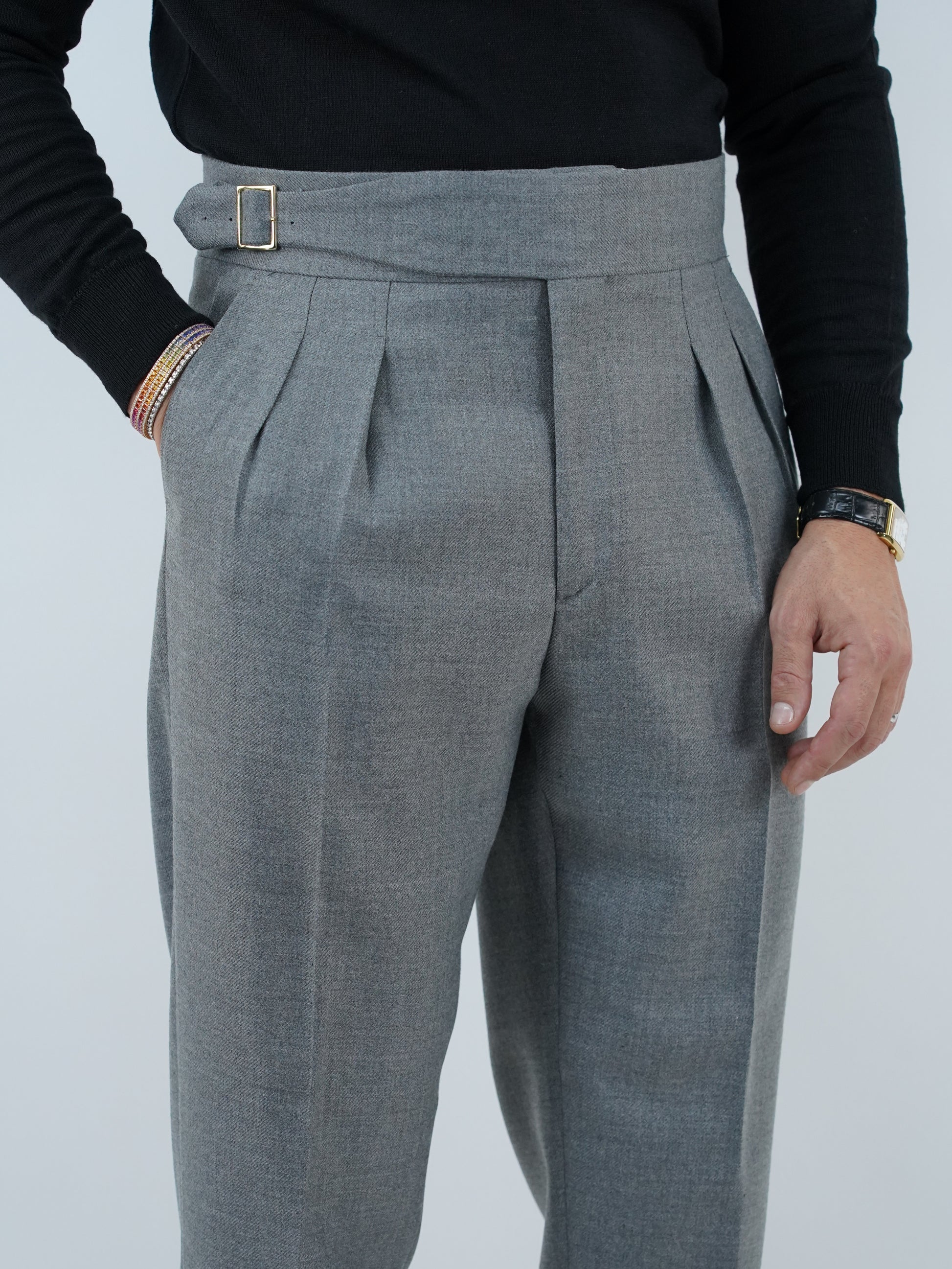 Abito extensive monopetto petto a lancia diagonale cenere con bottoni oro