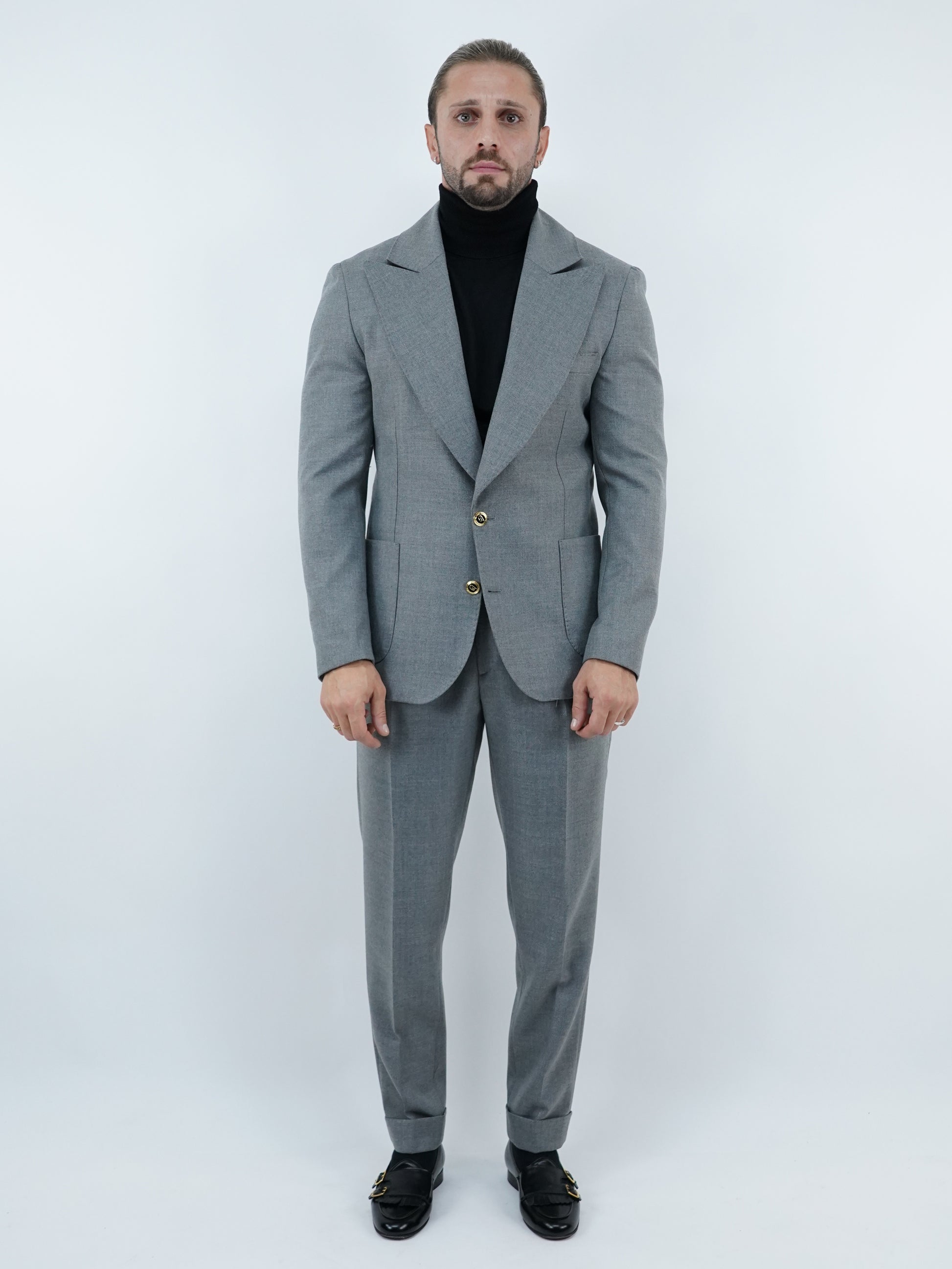 Abito extensive monopetto petto a lancia diagonale cenere con bottoni oro