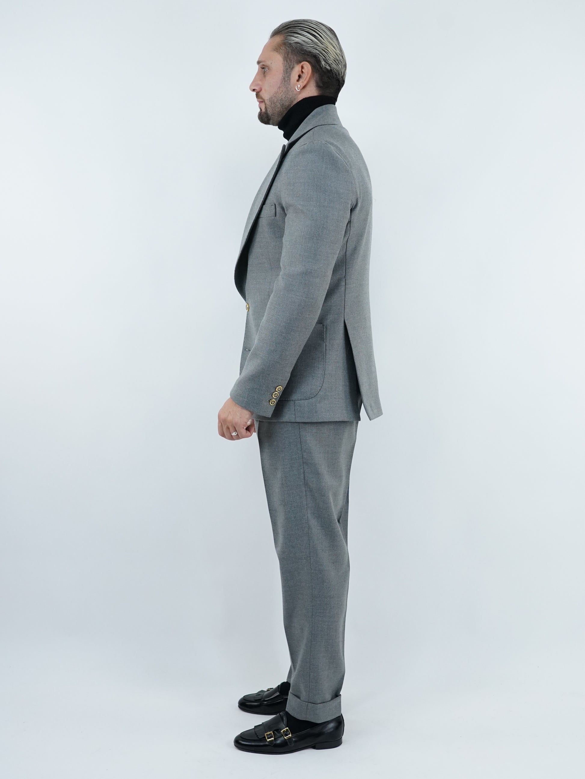 Abito extensive monopetto petto a lancia diagonale cenere con bottoni oro