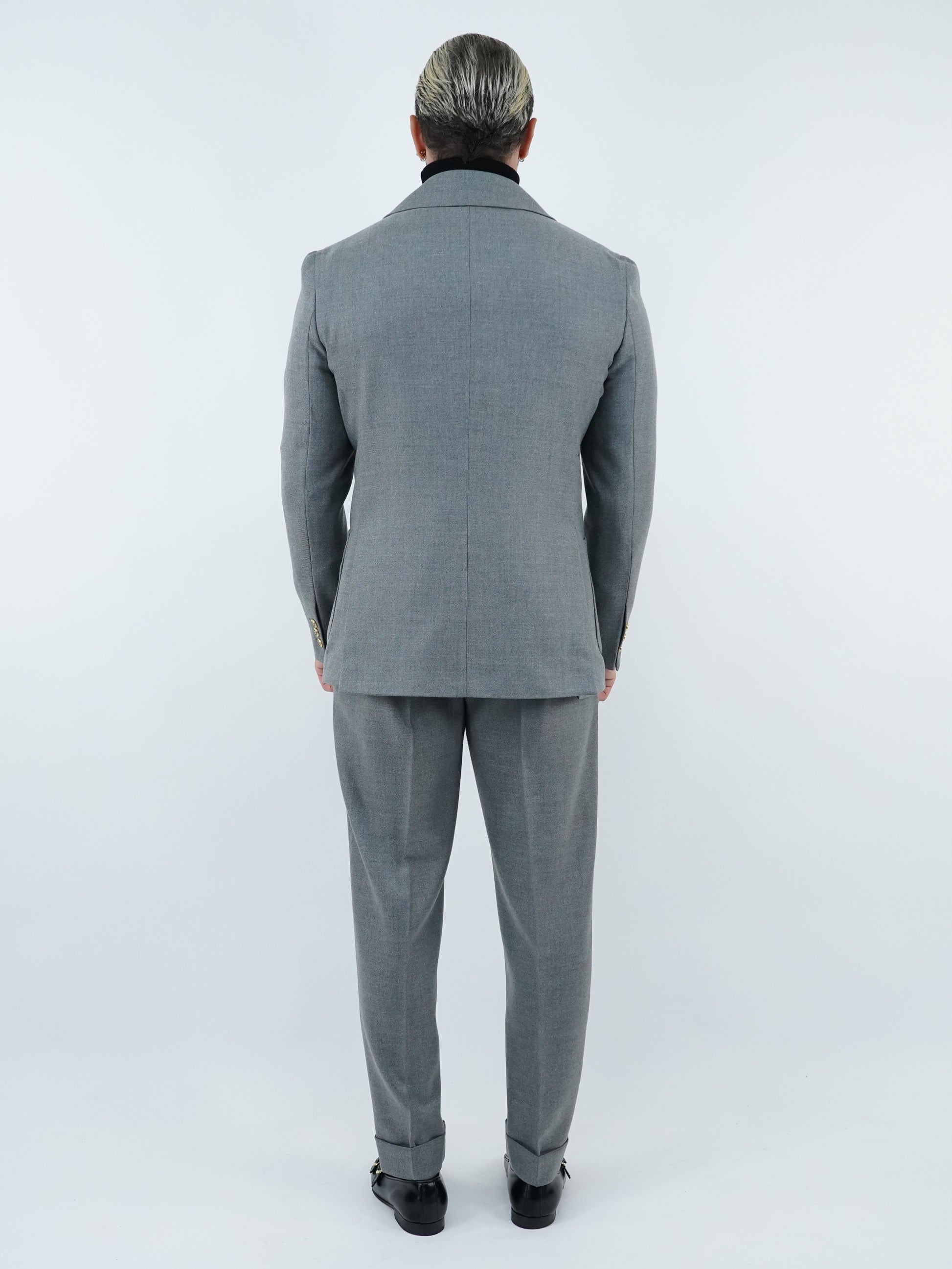 Abito extensive monopetto petto a lancia diagonale cenere con bottoni oro