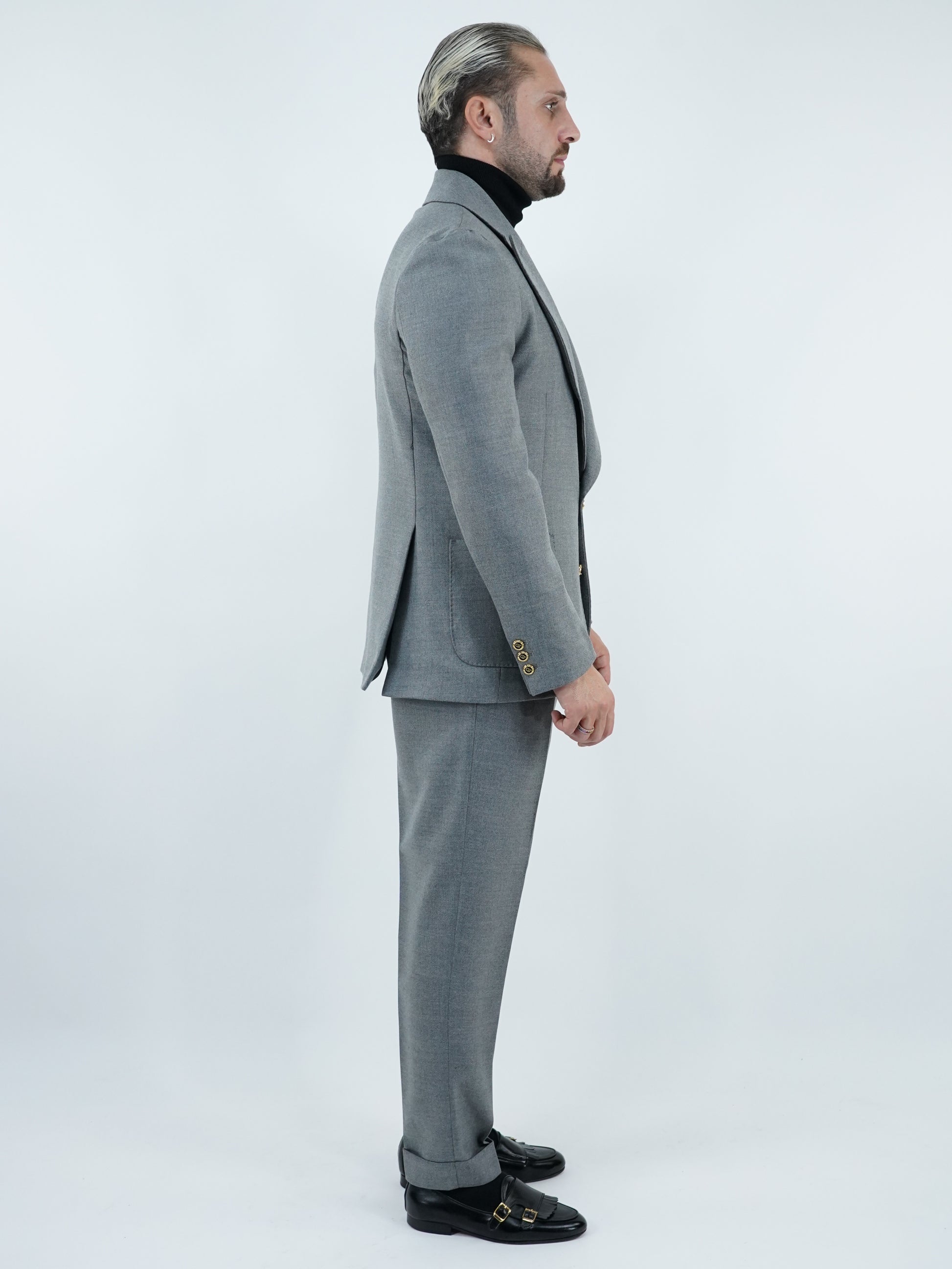 Abito extensive monopetto petto a lancia diagonale cenere con bottoni oro