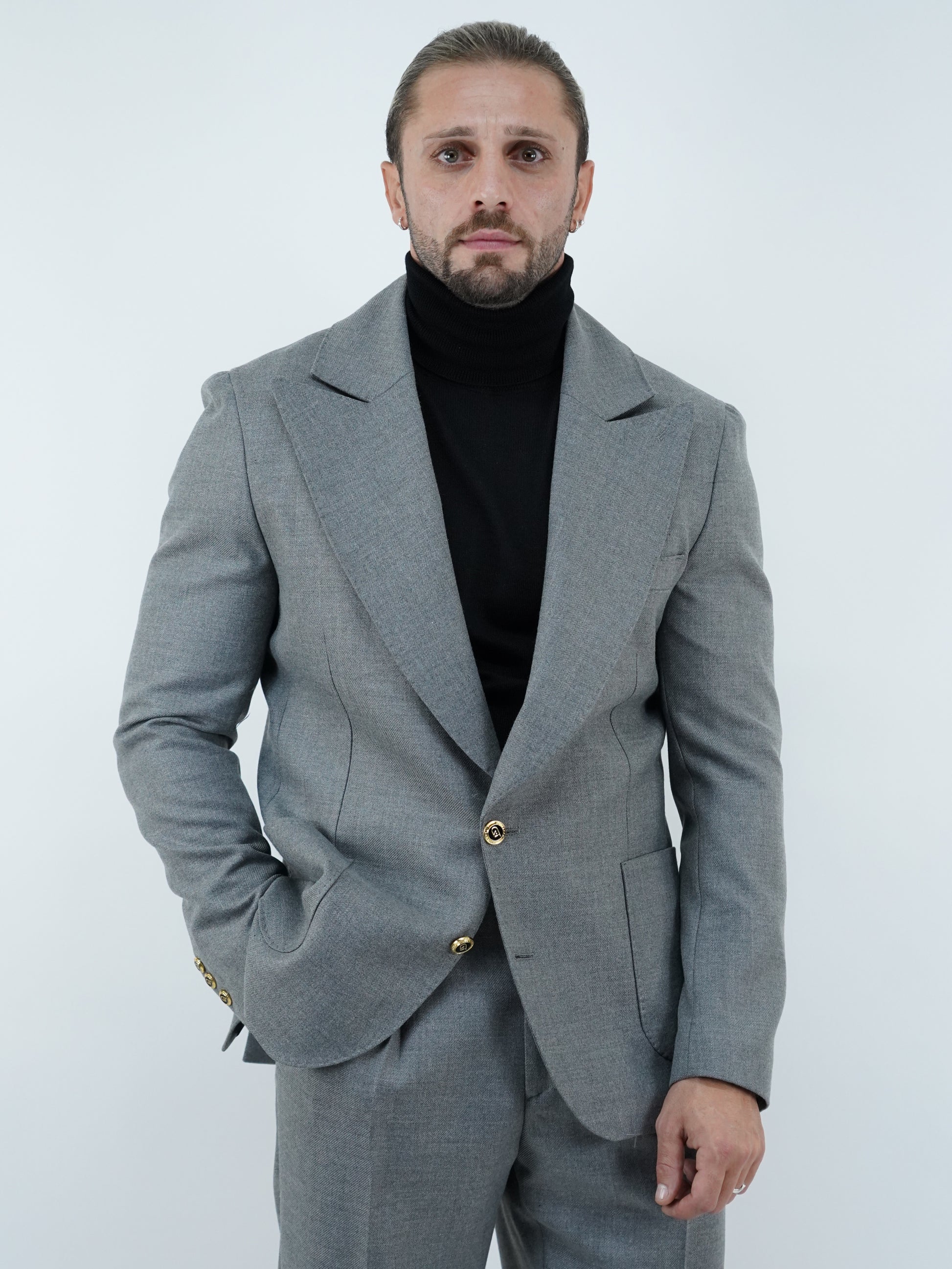 Abito extensive monopetto petto a lancia diagonale cenere con bottoni oro