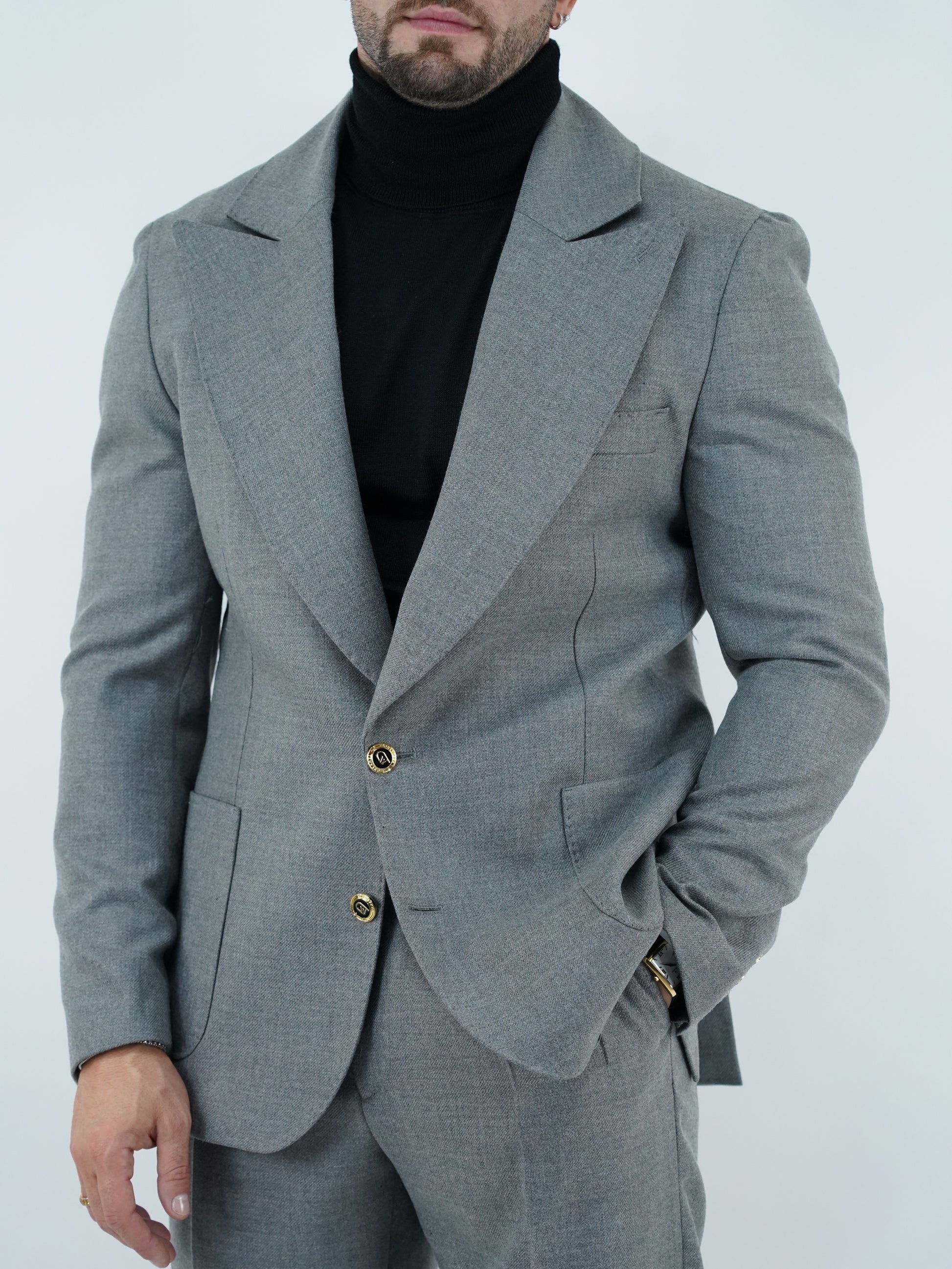 Abito extensive monopetto petto a lancia diagonale cenere con bottoni oro