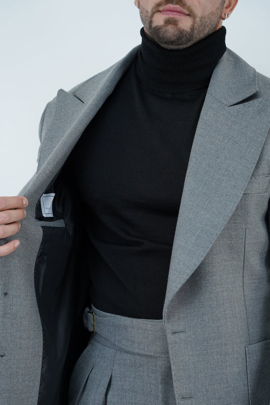 Abito extensive monopetto petto a lancia diagonale cenere con bottoni oro