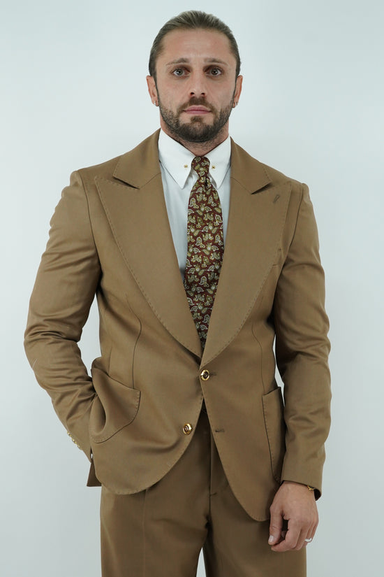 Abito extensive monopetto petto a lancia fango con bottoni oro