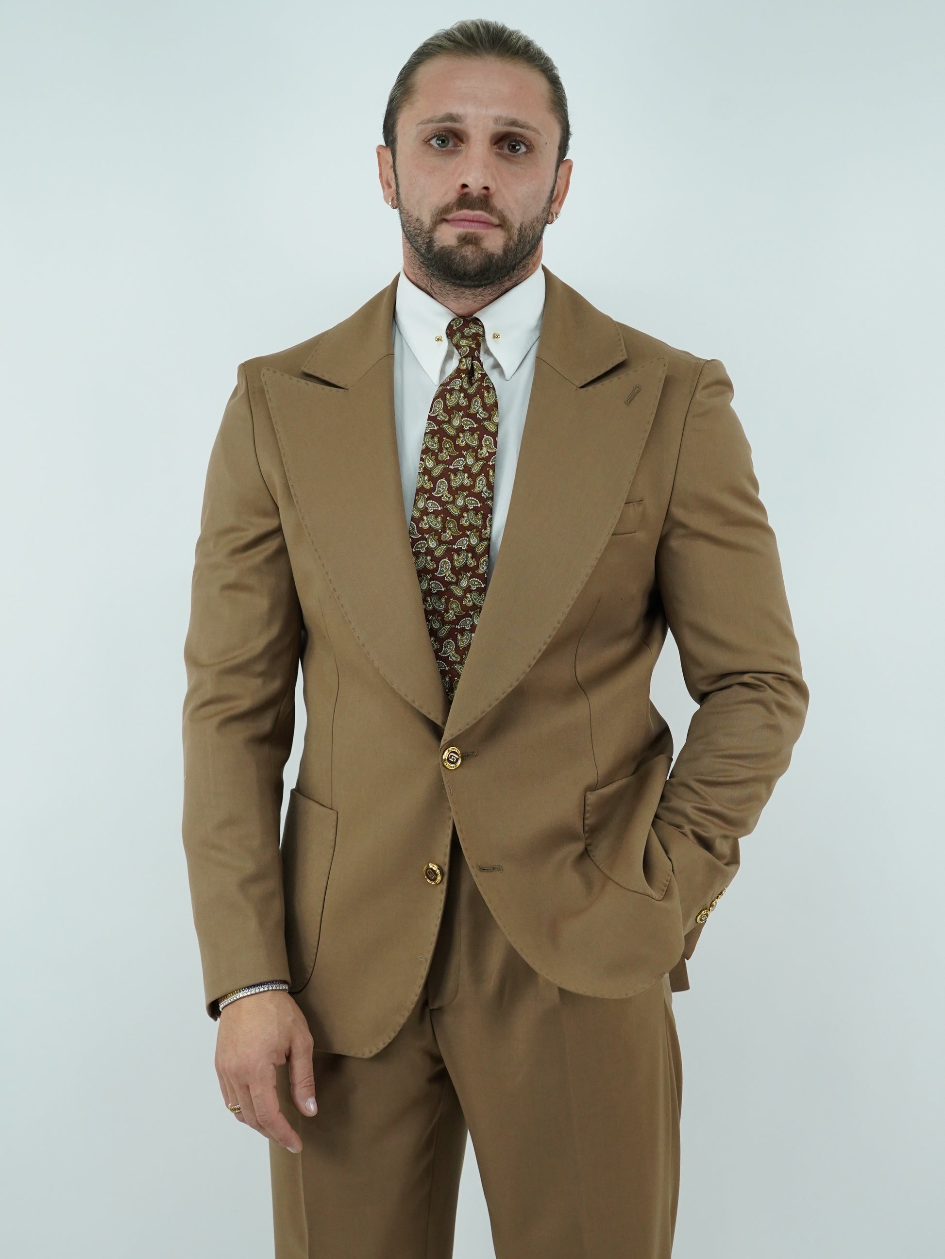 Abito extensive monopetto petto a lancia fango con bottoni oro