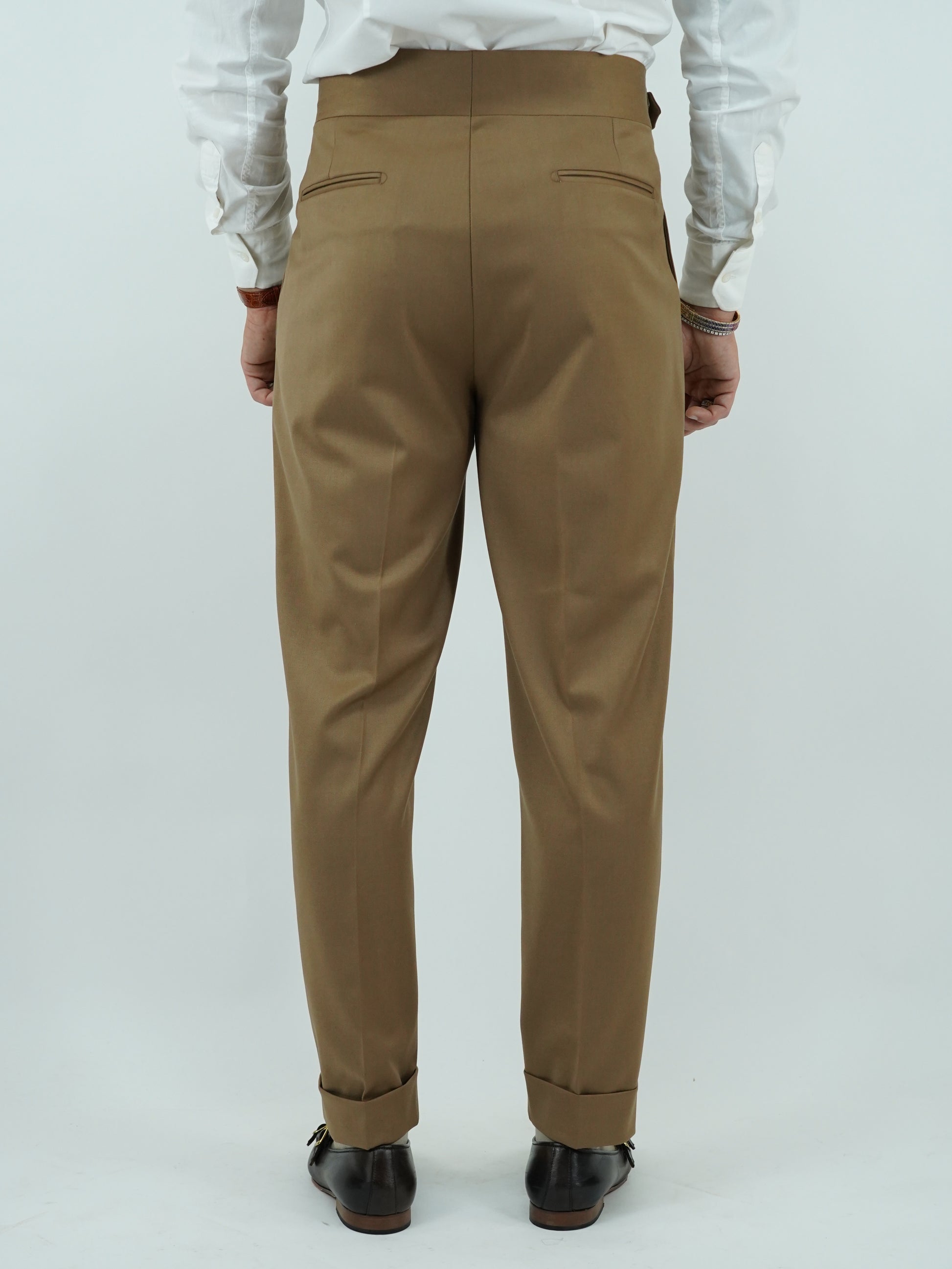 Abito extensive monopetto petto a lancia fango con bottoni oro