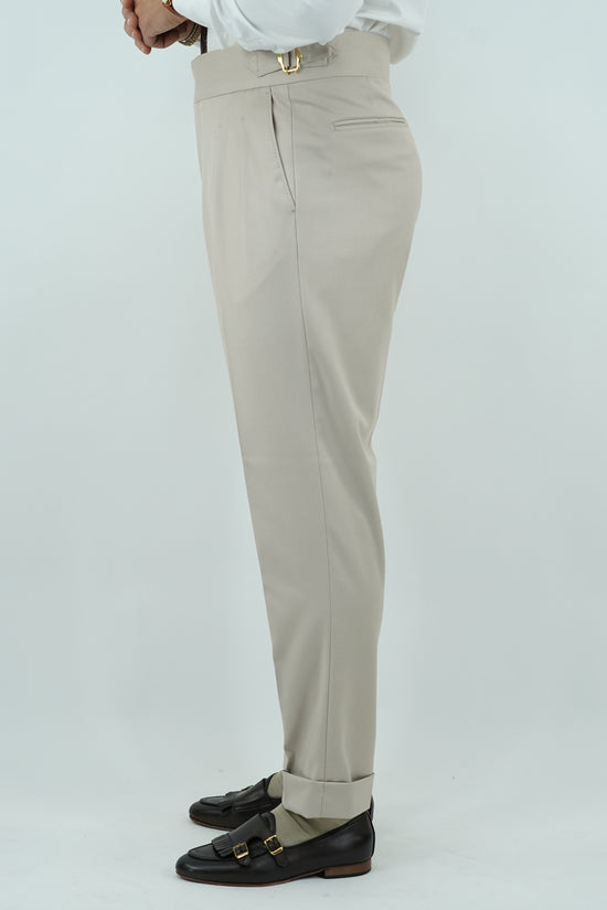 Gurkha avorio con bottoni oro e fibbie stringenti laterali