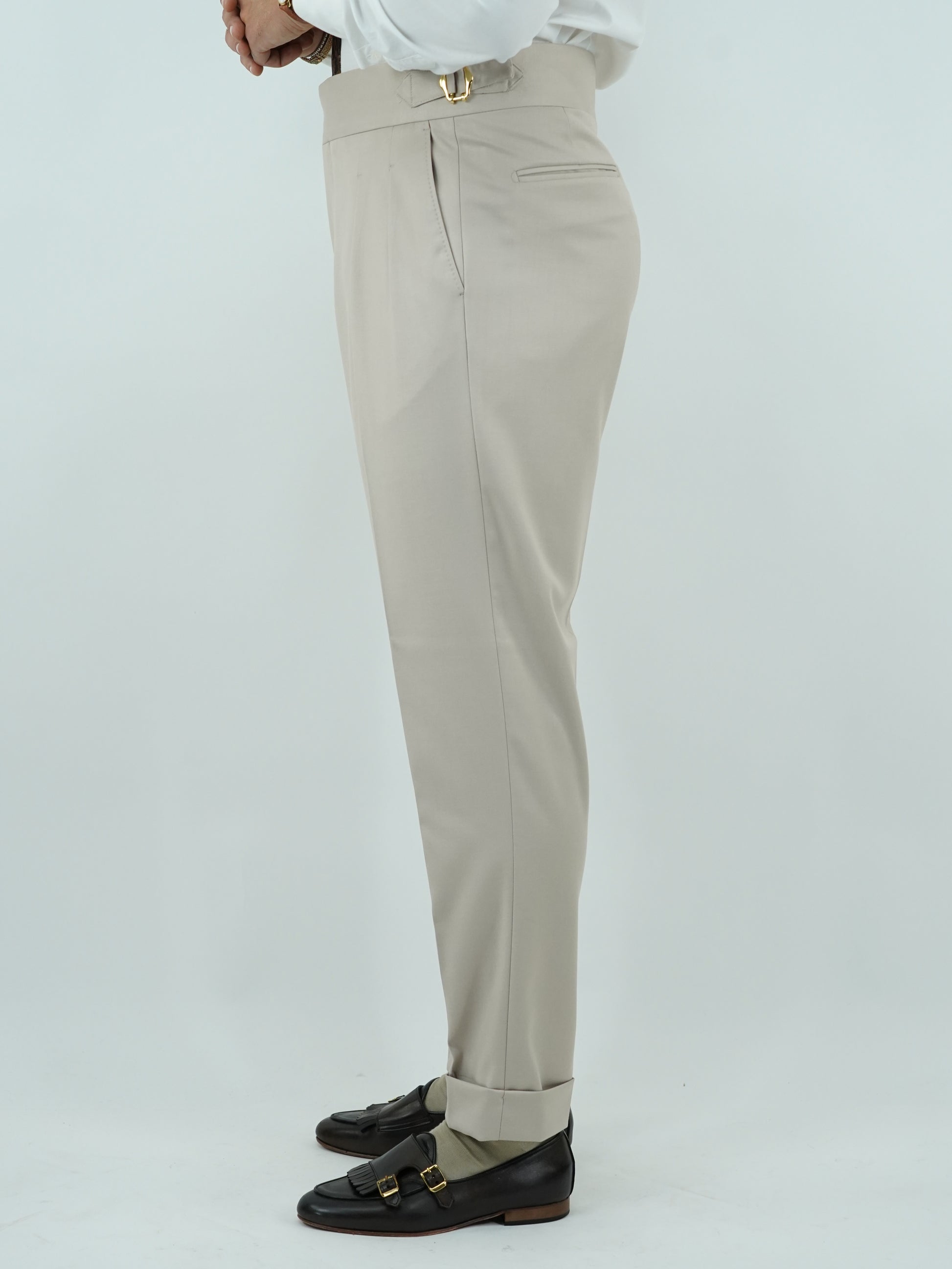 Gurkha avorio con bottoni oro e fibbie stringenti laterali