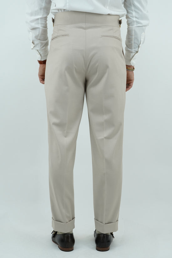 Gurkha avorio con bottoni oro e fibbie stringenti laterali