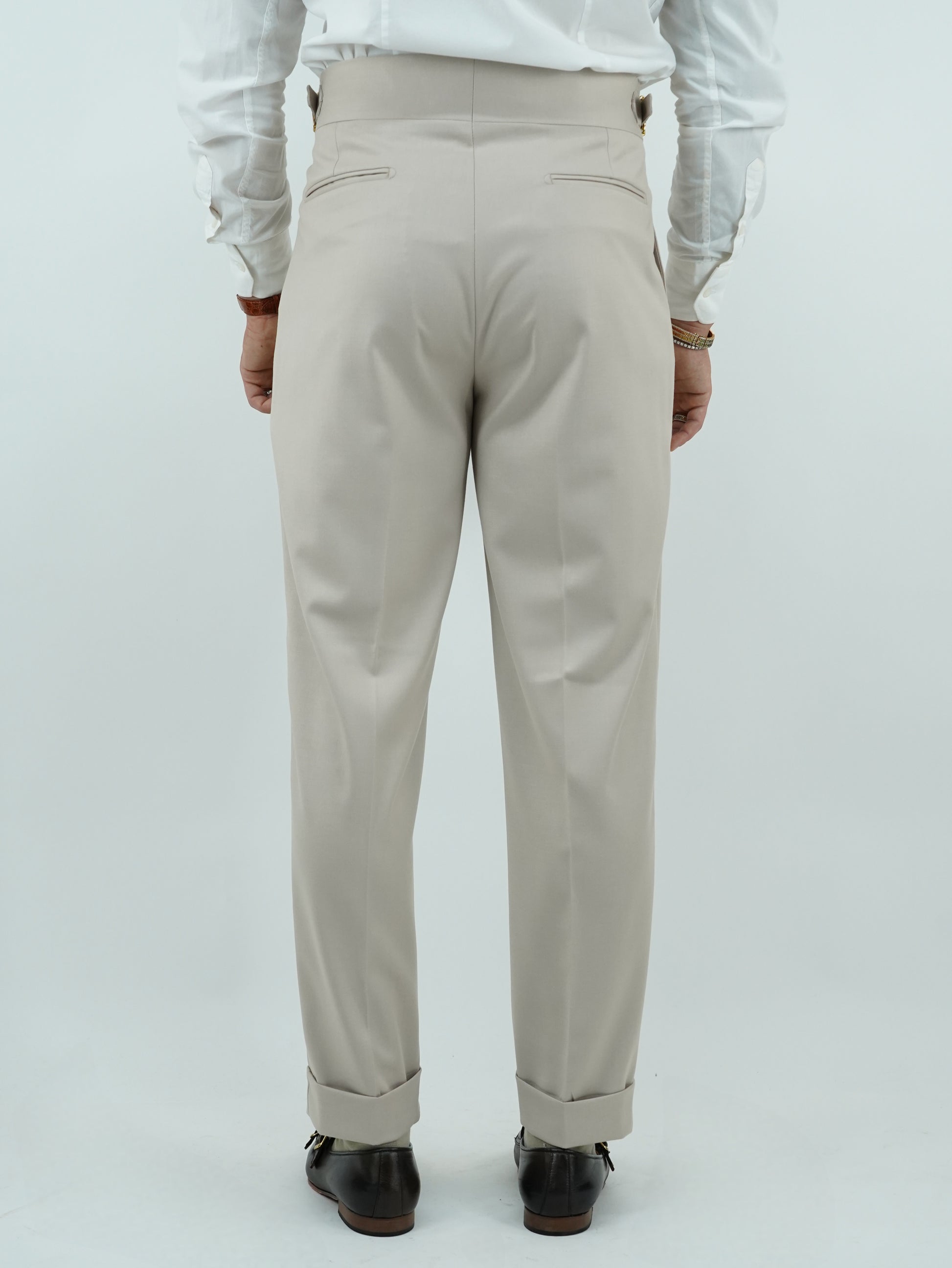 Gurkha avorio con bottoni oro e fibbie stringenti laterali