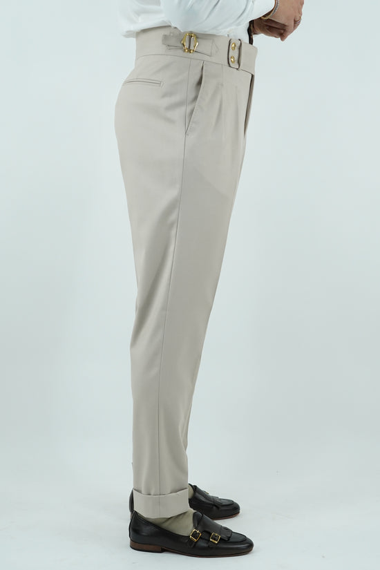 Gurkha avorio con bottoni oro e fibbie stringenti laterali