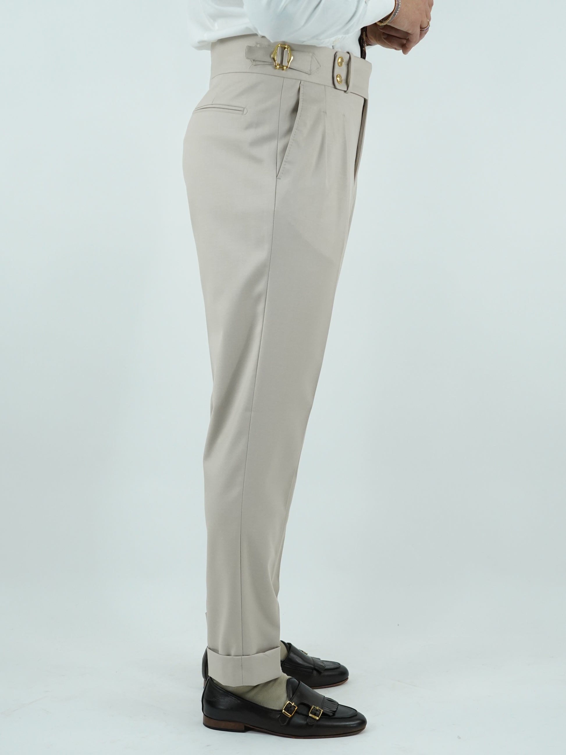 Gurkha avorio con bottoni oro e fibbie stringenti laterali