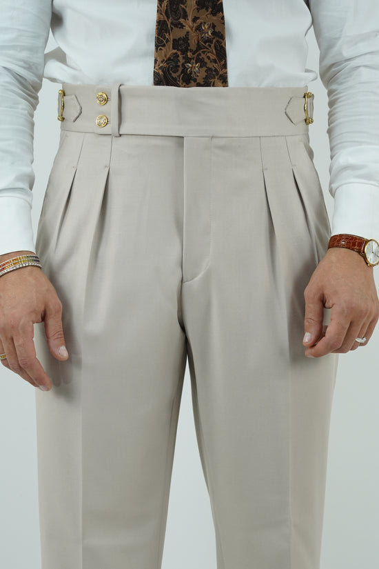 Gurkha avorio con bottoni oro e fibbie stringenti laterali