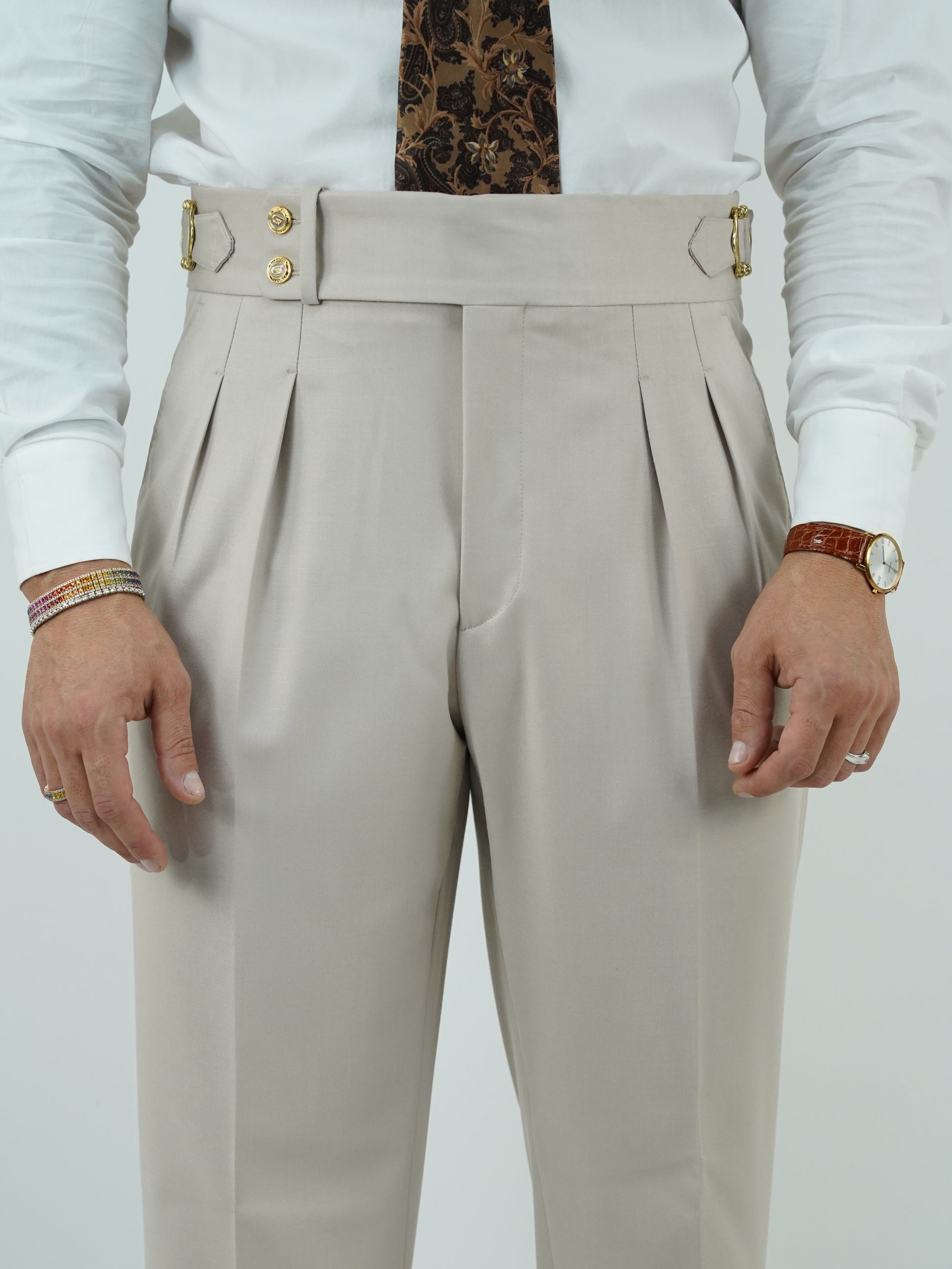 Gurkha avorio con bottoni oro e fibbie stringenti laterali