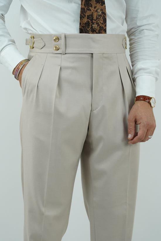 Gurkha avorio con bottoni oro e fibbie stringenti laterali