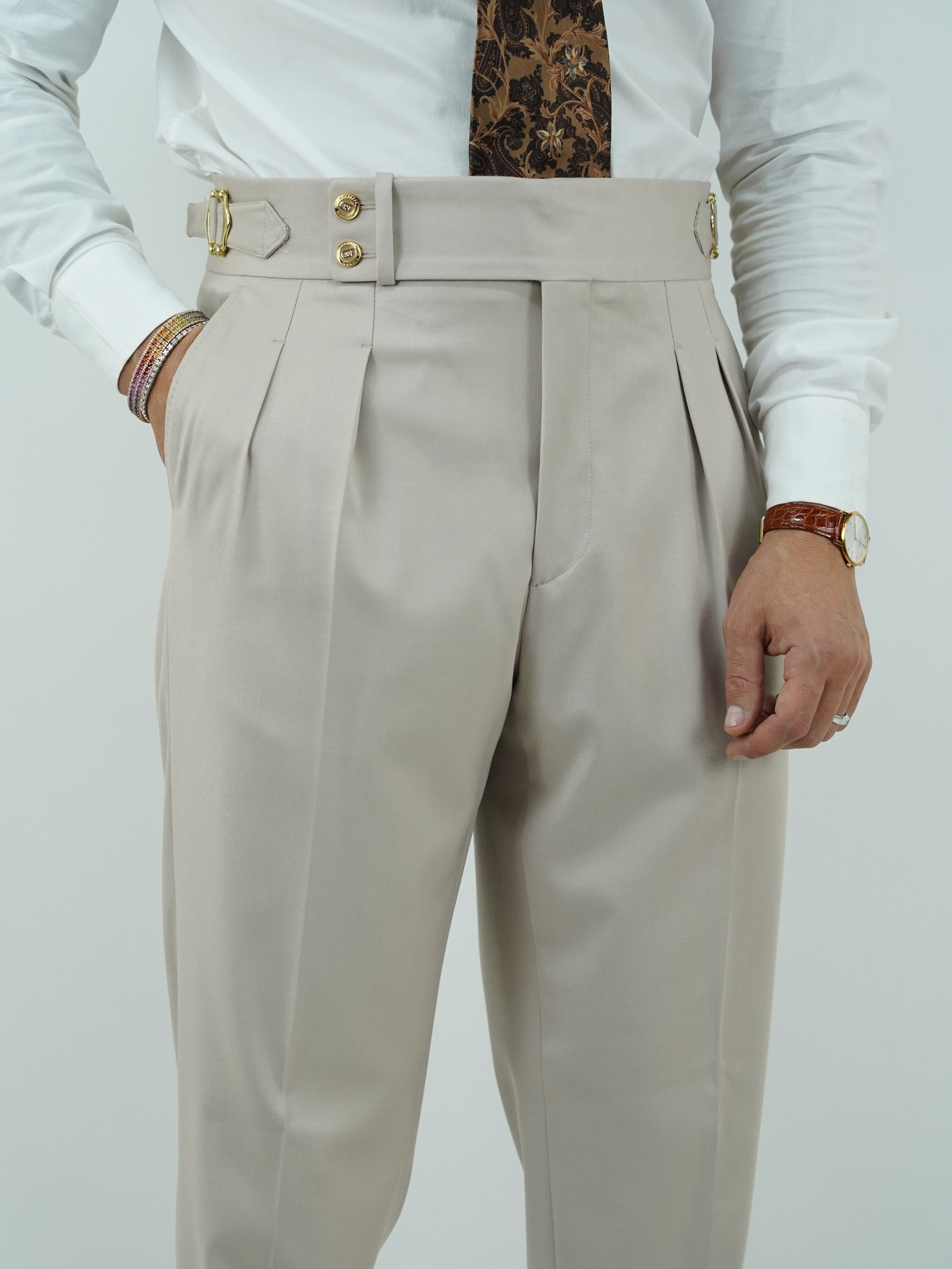 Gurkha avorio con bottoni oro e fibbie stringenti laterali