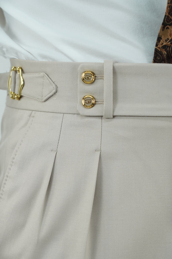 Gurkha avorio con bottoni oro e fibbie stringenti laterali