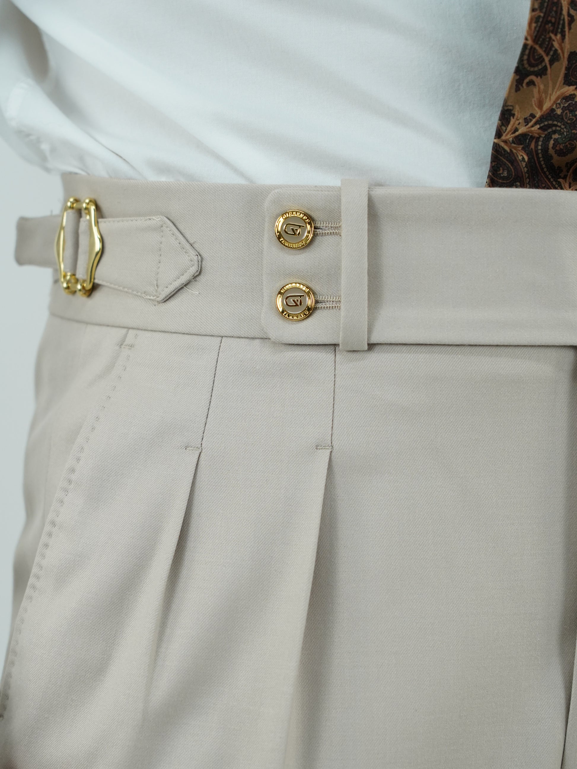 Gurkha avorio con bottoni oro e fibbie stringenti laterali
