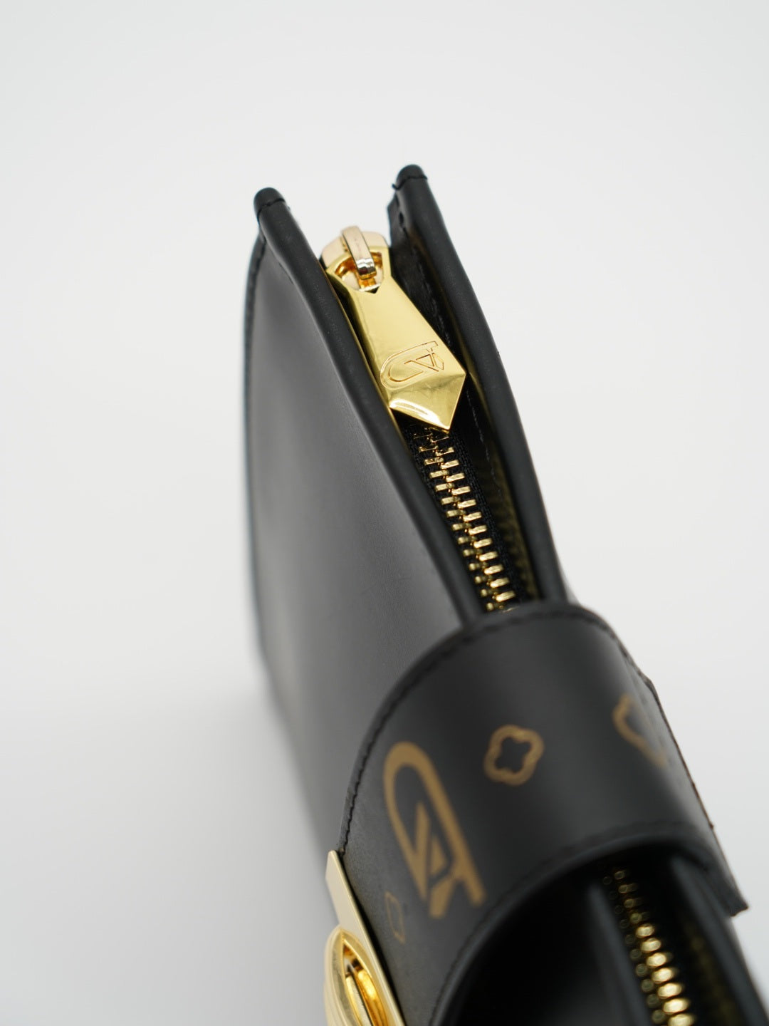 Pochette monogram nera